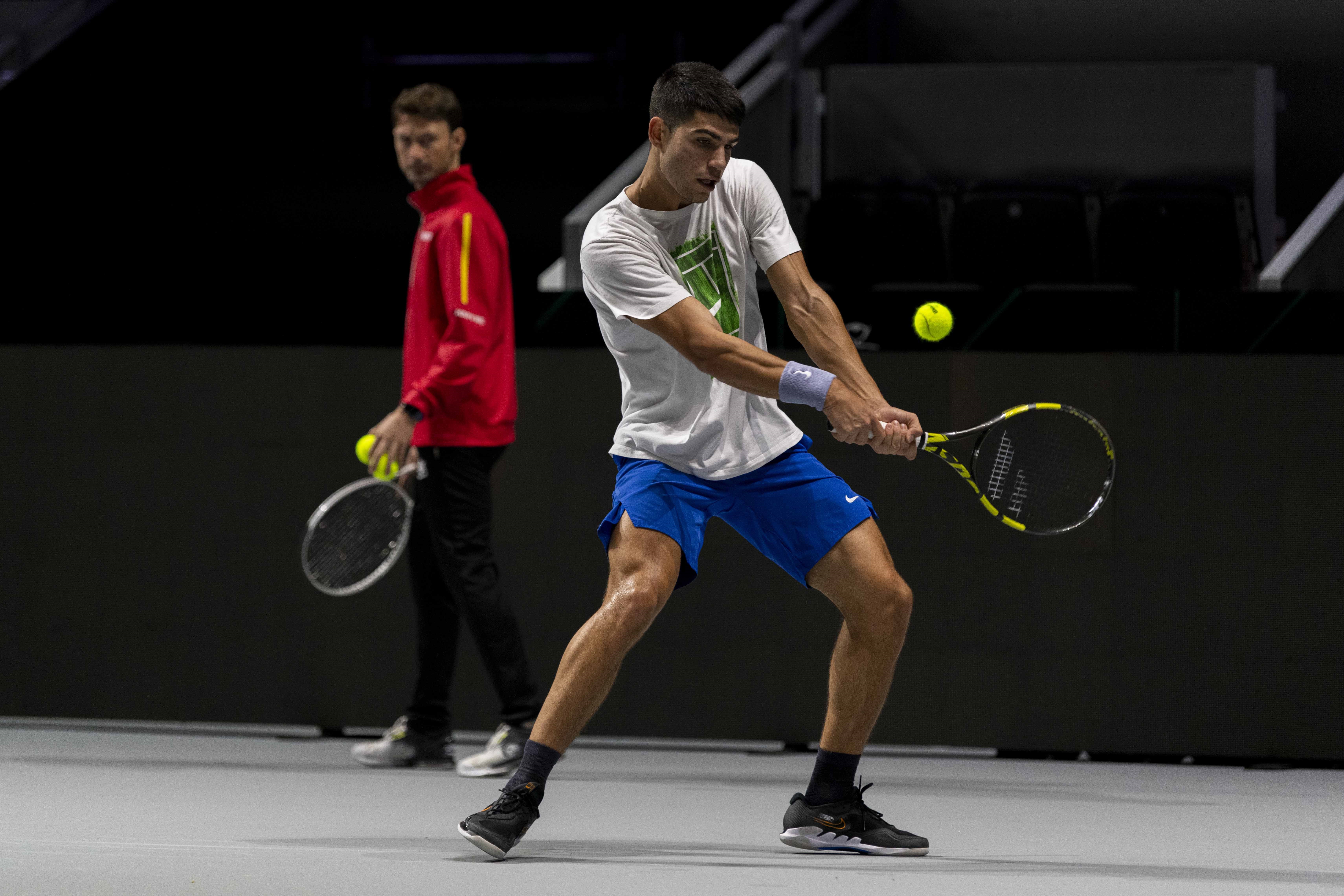 21-11-2021 Tenis/Davis.- Carlos Alcaraz: "Quiero intentar hacer sentir a mi rival un 'poquito' de miedo".

El tenista español Carlos Alcaraz se encuentra ilusionado de cara a su posible debut en la Copa Davis con su participación en las Finales de Madrid que dan comienzo esta semana y tiene claro que espera "hacer sentir" a sus rivales "un 'poquito' de miedo" si se tienen que enfrentar a él.

ESPAÑA EUROPA DEPORTES MADRID
RFET
