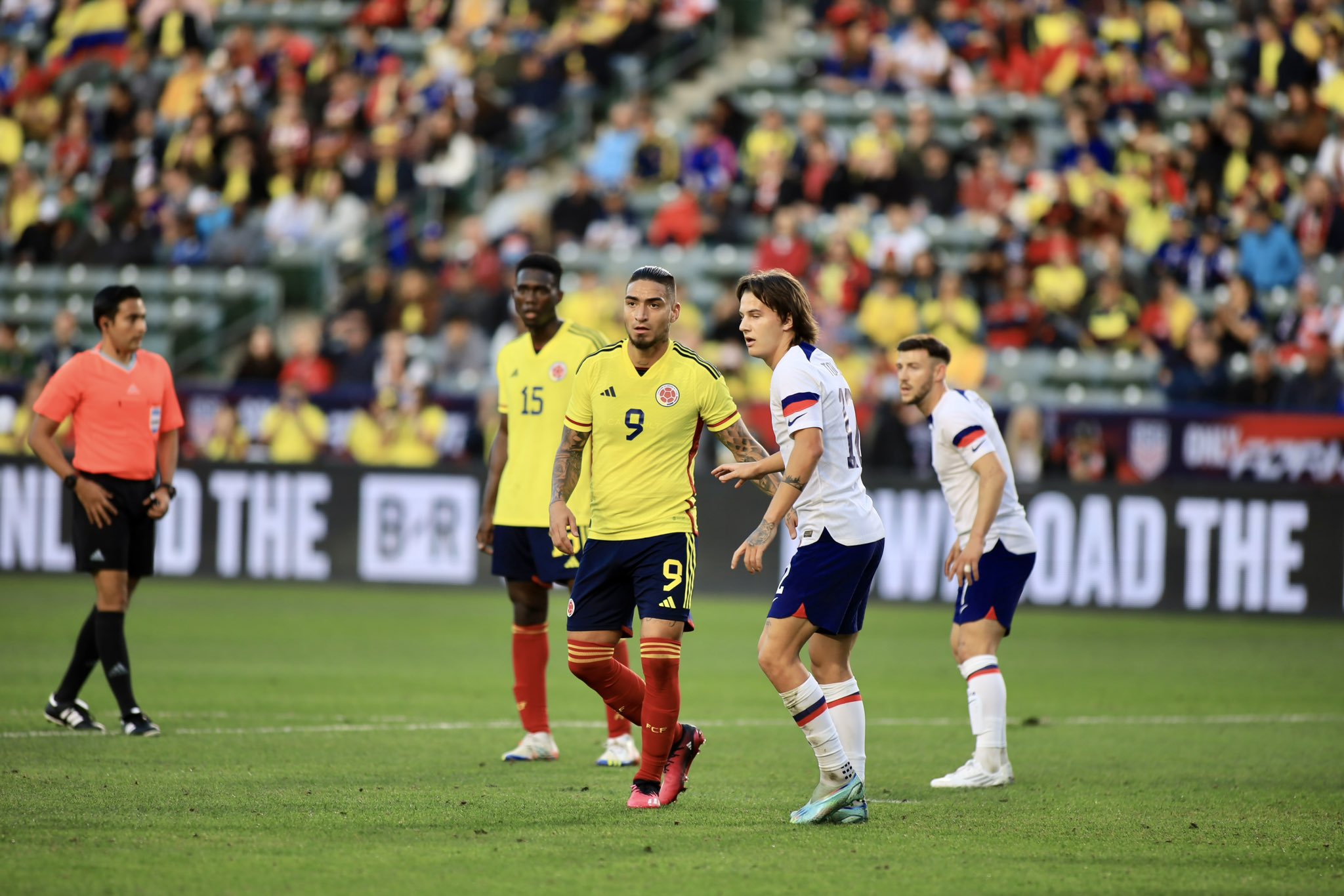 El bonito gesto de Cristian Arango con unos niños durante el partido de la selección Colombia
