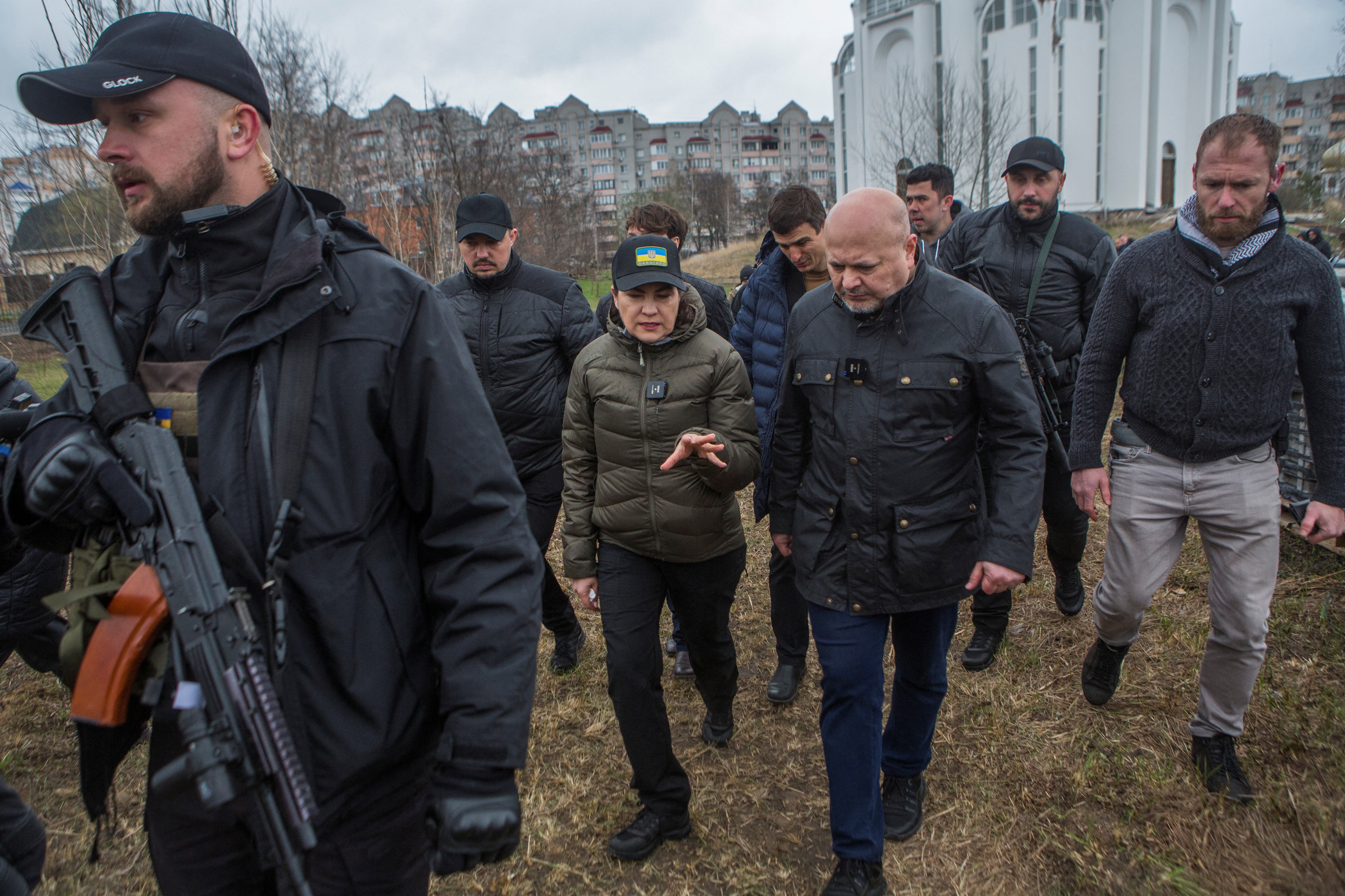 "Ucrania es una escena del crimen", declaró Khan a los periodistas durante una visita a Bucha (REUTERS/Volodymyr Petrov)