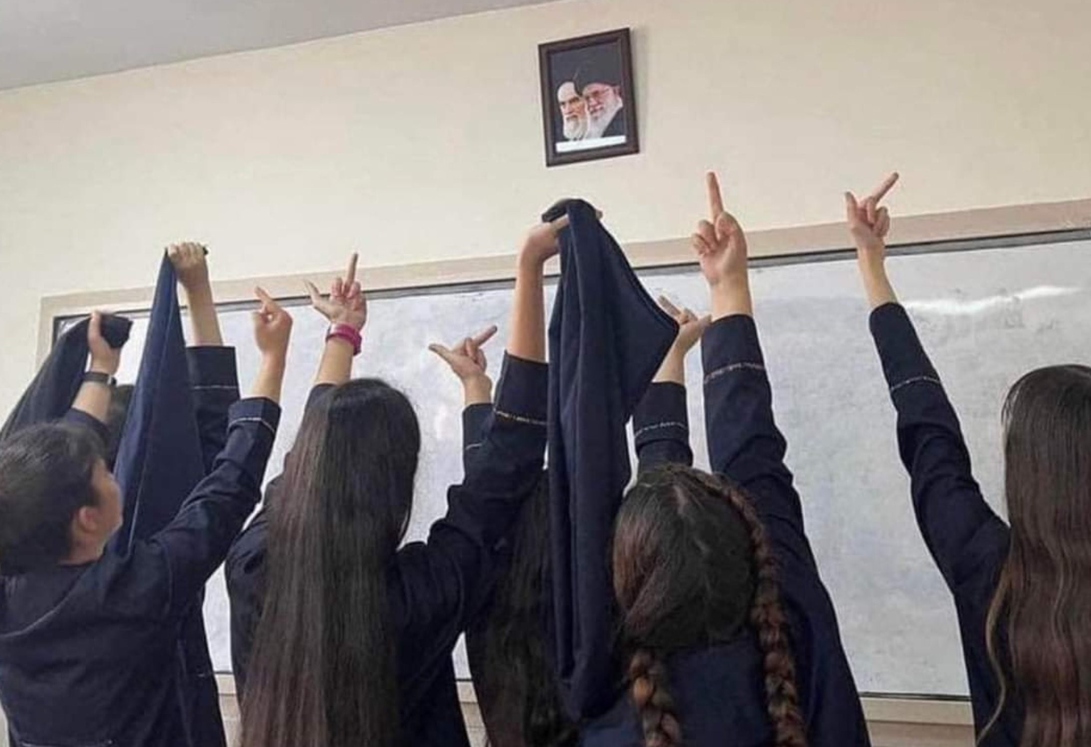 Niñas de una escuela en Teherán, Irán, se sacan sus velos y realizan gestos obscenos contra los ayatolás (Twitter)