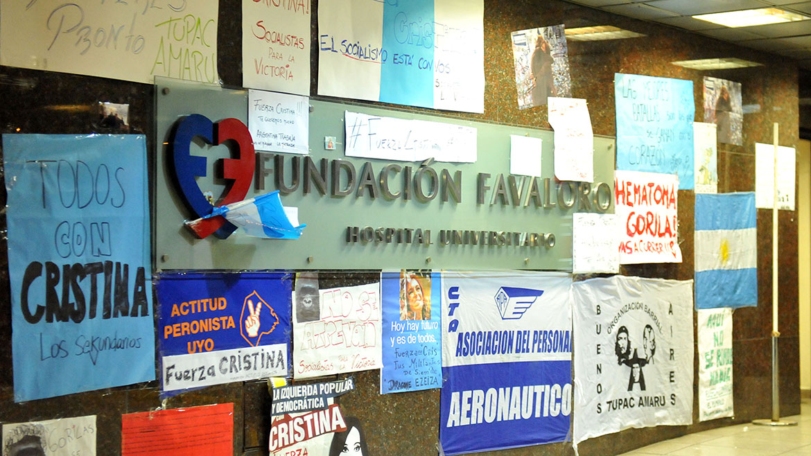 Mensajes de apoyo a Cristina Kirchner en la puerta de la Fundación Favaloro, donde había sido operada en 2013 (Télam)