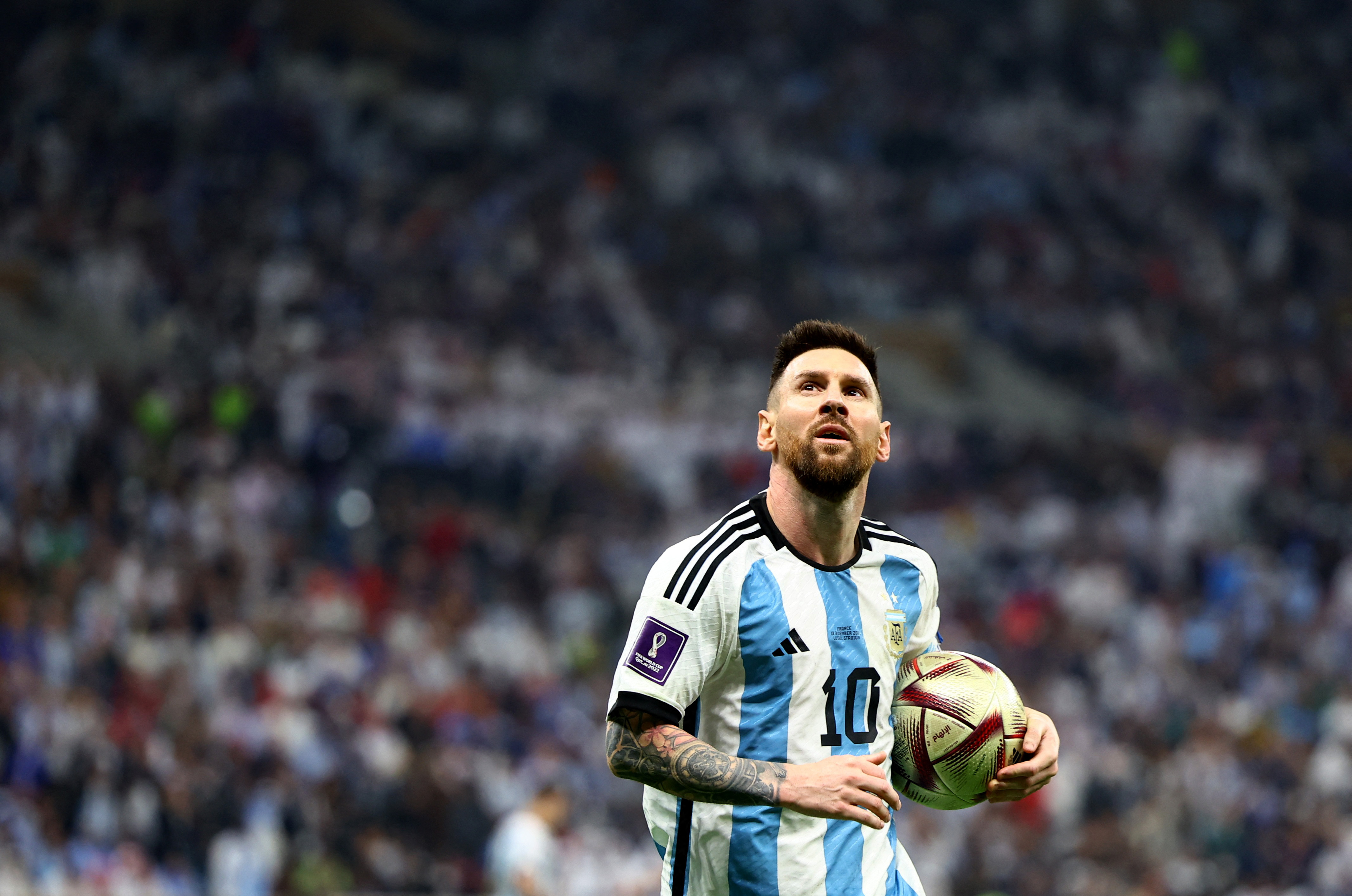 Todo el estadio Monumental espera ver a Lionel Messi levantando la Copa del Mundo (REUTERS/Kai Pfaffenbach)
