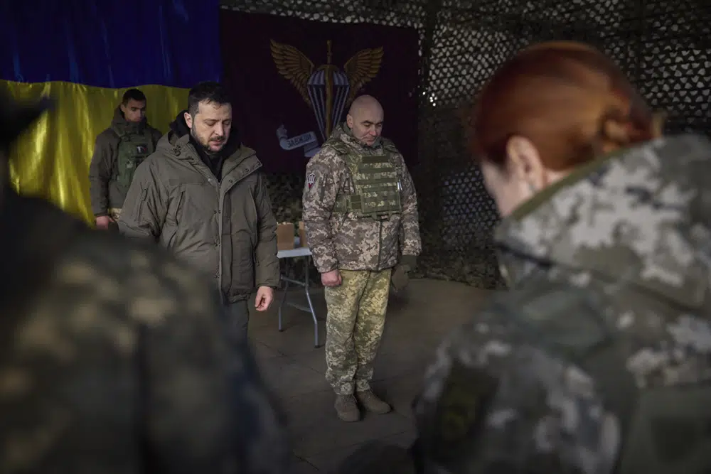 Zelensky guarda un minuto de silencio en honor a los soldados muertos durante los combates con las tropas rusas en Sloviansk, región de Donbas, en lo que fue considerado como un abierto desafío al Kremlin (AP)