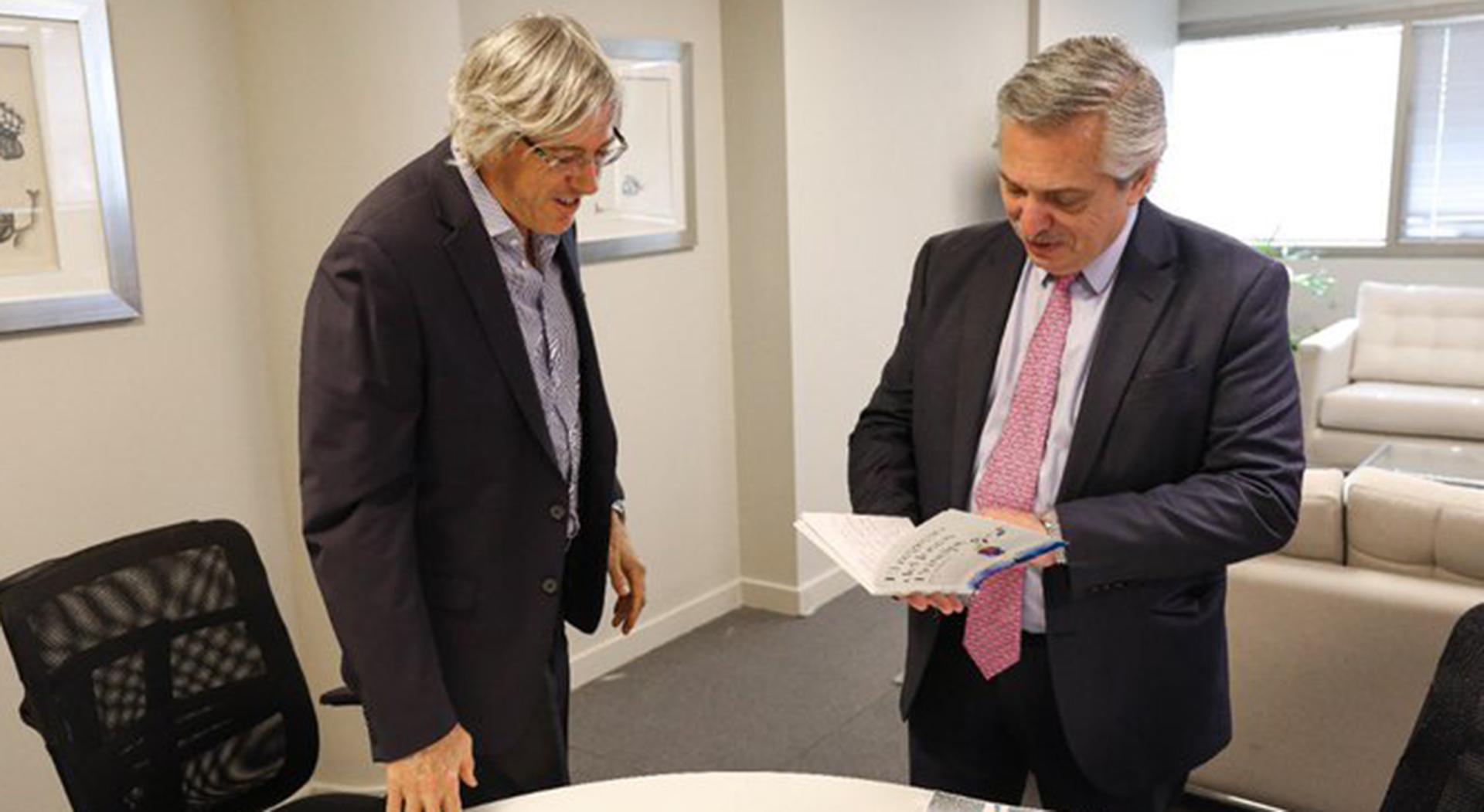 El autor junto al presidente Alberto Fernández, a quien le ofreció donar 6 mil libros y manuscritos de Borges