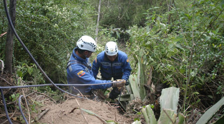 Miembros del equipo de rescate que encontraron el cuerpo de Karina del Pozo en una quebrada al nororiente de Quito.