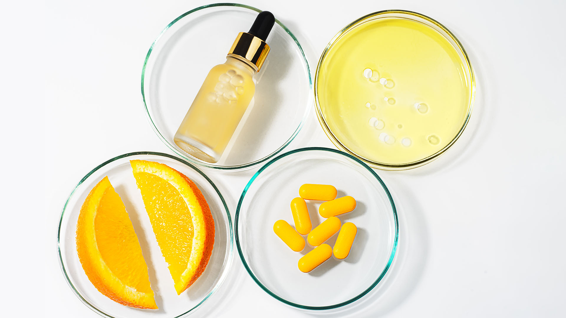 La vitamina C es un gran antioxidante y aliado de la piel, famoso por aportar “calma” al rostro con su uso (Getty Images)