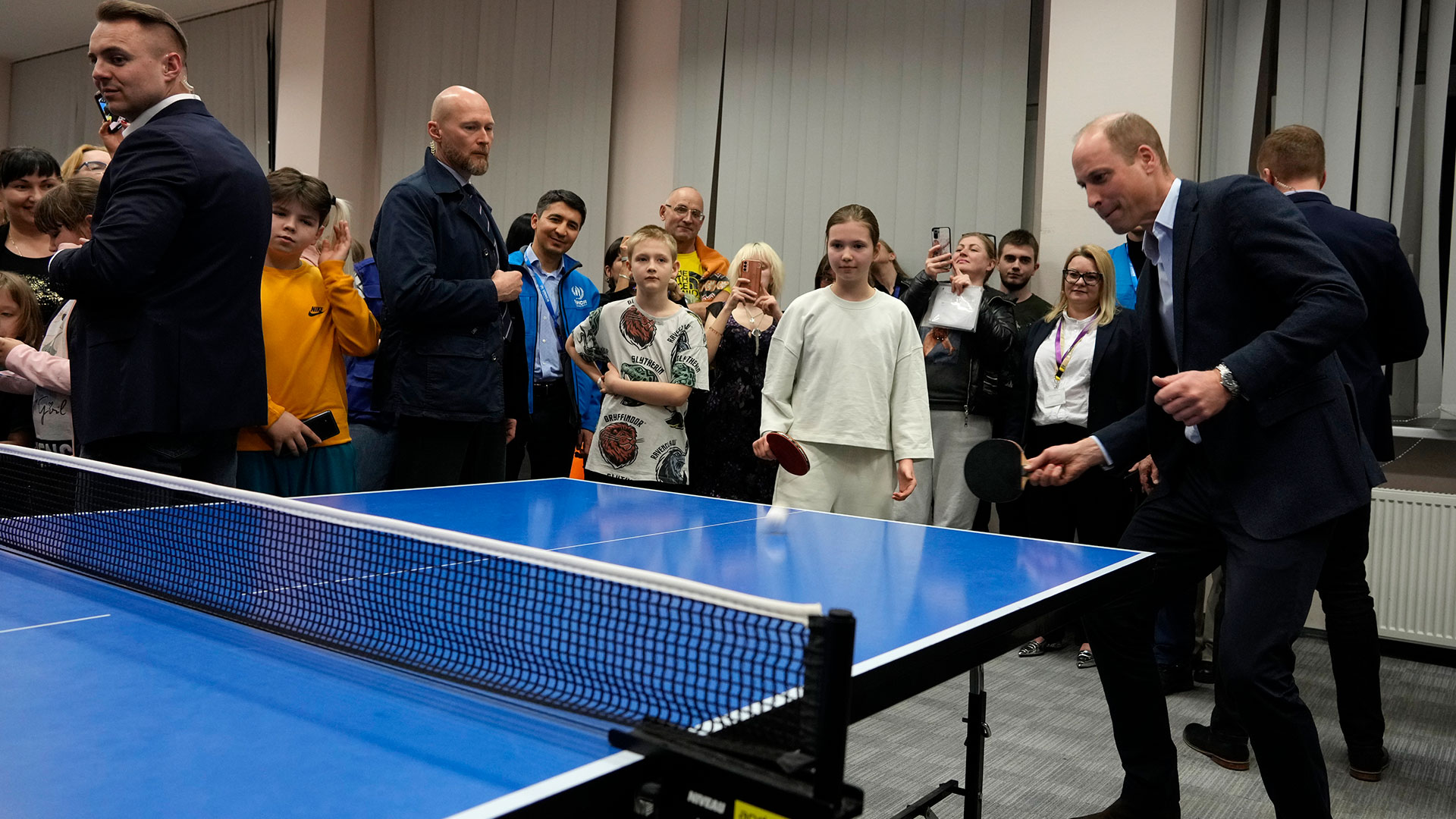 El príncipe William visitó un centro de refugiados ucranianos en Polonia y jugó al tenis de mesa con niños