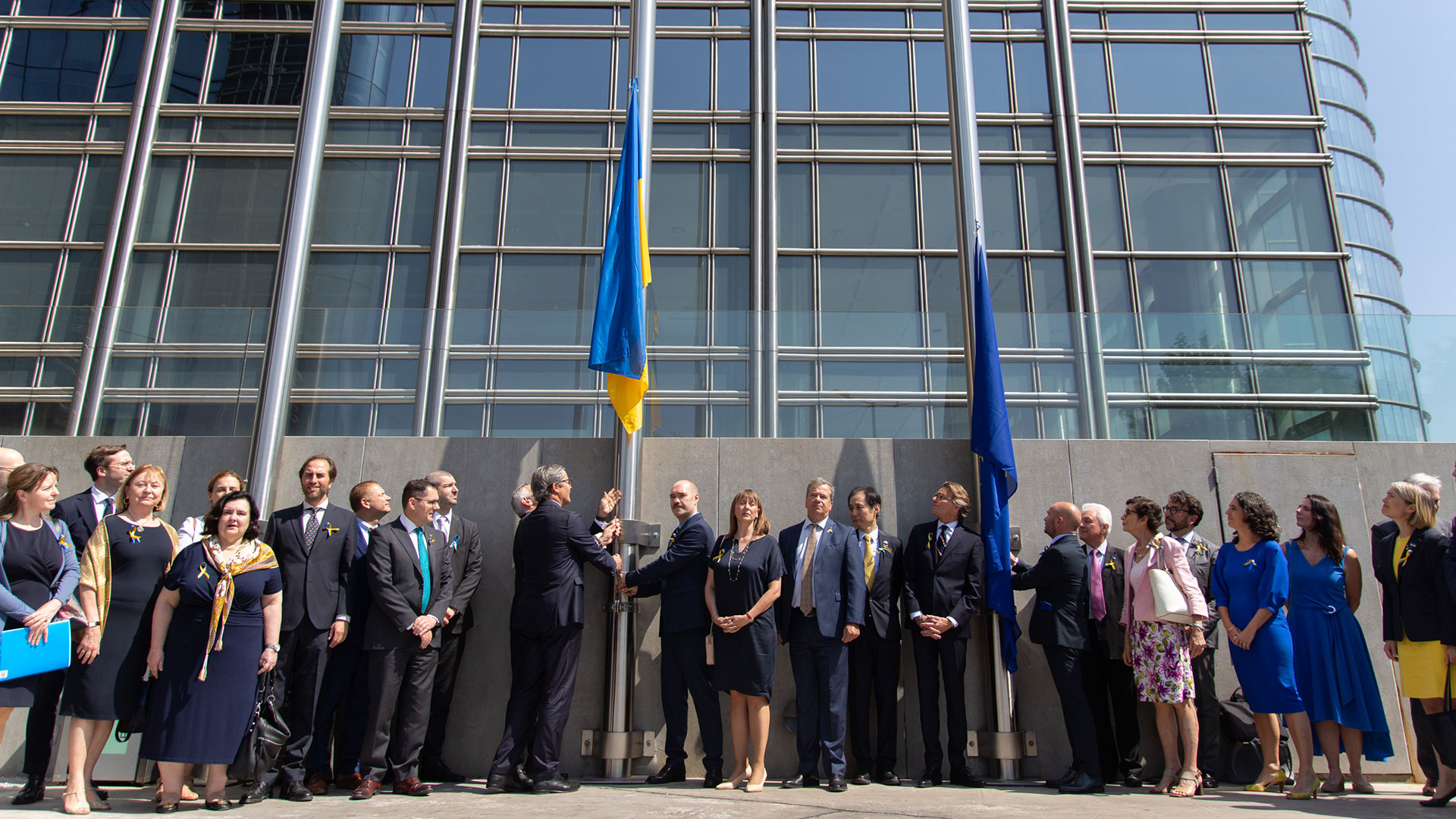 Los jefes diplomáticos izaron las banderas de la UE y Ucrania