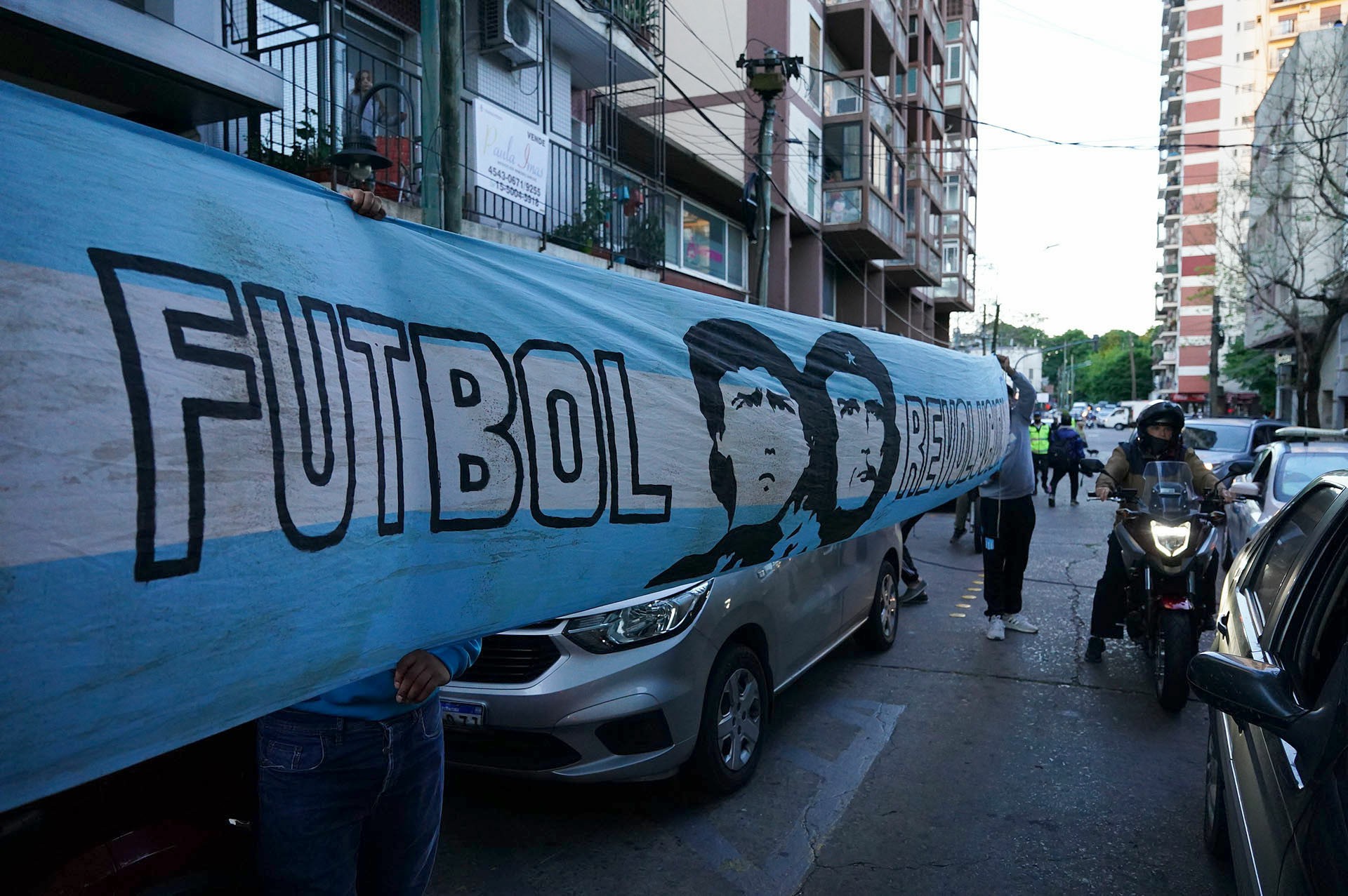 La bandera que dominó la escena, en toda su extensión