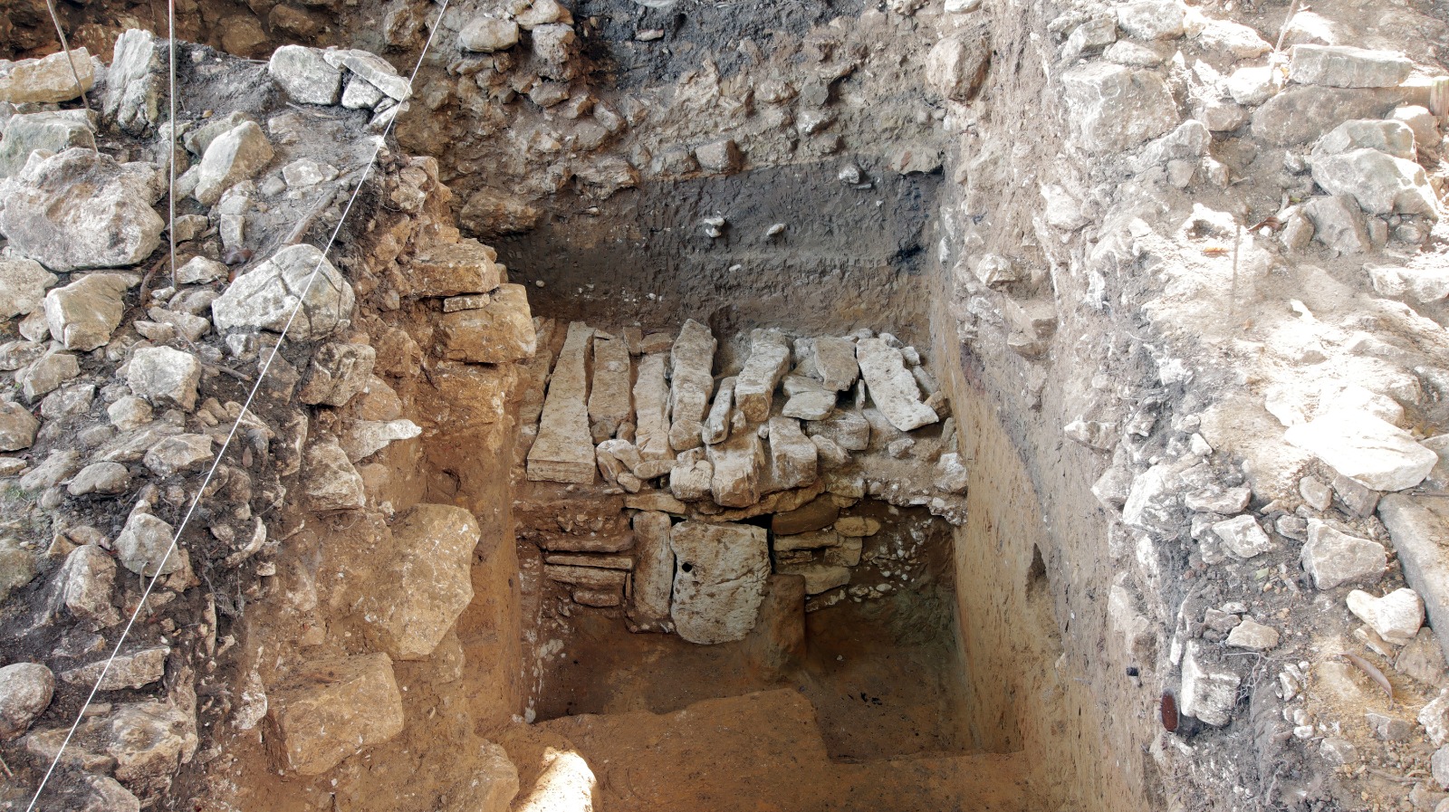 Durante los trabajos del Tren Maya, en la Zona Arqueológica de Palenque se encontró una cámara funeraria con dos entierros, una ofrenda y un nicho (INAH)