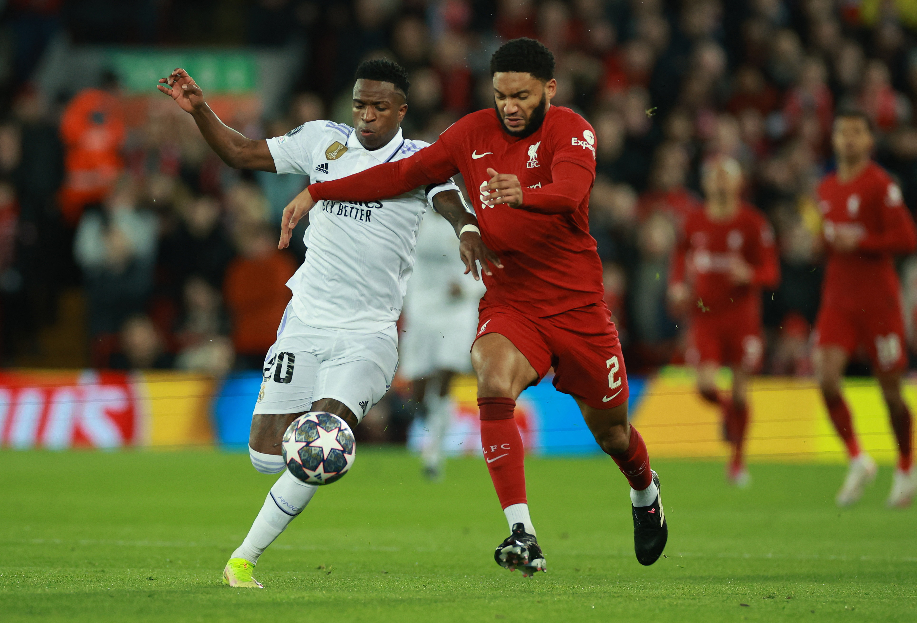 Vinicius Junior escapa de la marca de Joe Gomez. Foto: REUTERS/Phil Noble