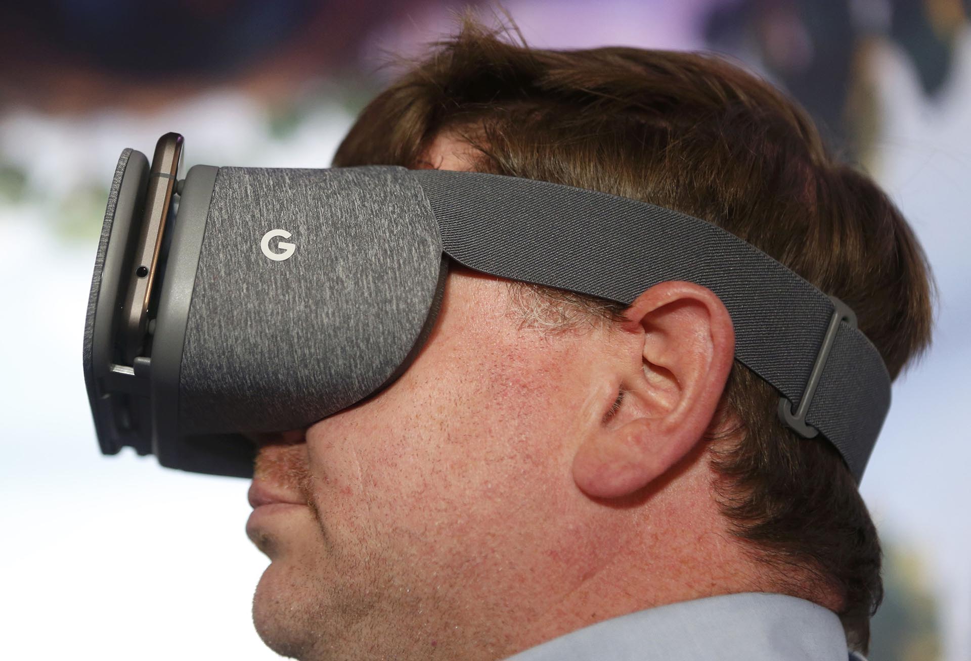 Una persona usando unos visores Google Glass (Foto:  REUTERS/Beck Diefenbach)