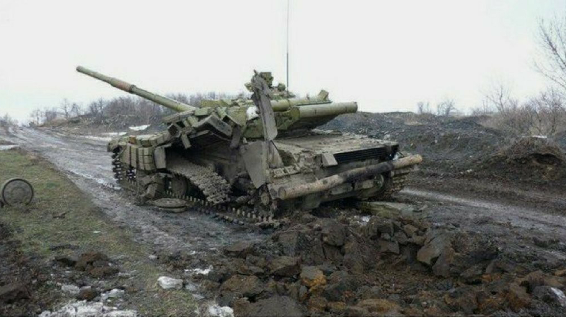 Un tanque ruso afectado por misiles ucranianos 