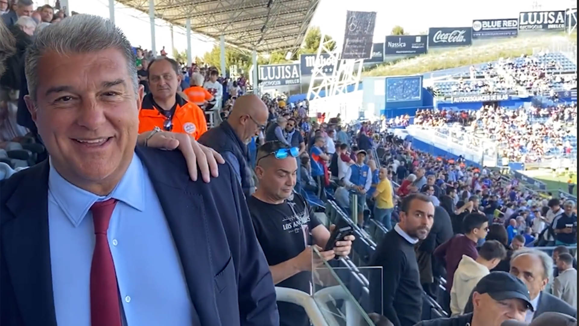 Hinchas De Racing Irrumpieron En El Estadio De Independiente Para Hacer