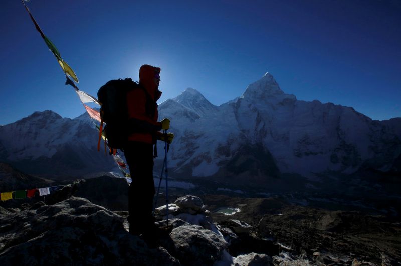 Un alpinista está parado frente al Monte Everest en Kala Patthar en el Distrito de Solukhumbu - REUTERS/Navesh Chitrakar/File Photo