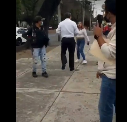 El actor le reclama a una mujer ''devuélveme mi celular'' (Foto: captura de pantalla)