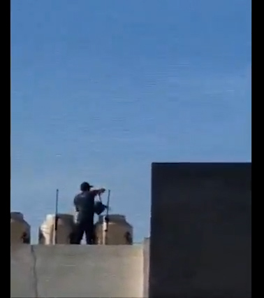 Hombre robando agua del tinaco de sus vecinos en Monterrey (Foto: Captura de pantalla - Tw/@EnTamaulipasmx_)