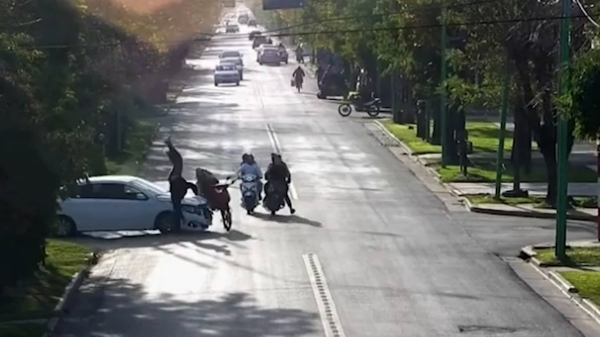 Video: una maniobra imprudente y un conductor que embistió a tres motos en Ensenada