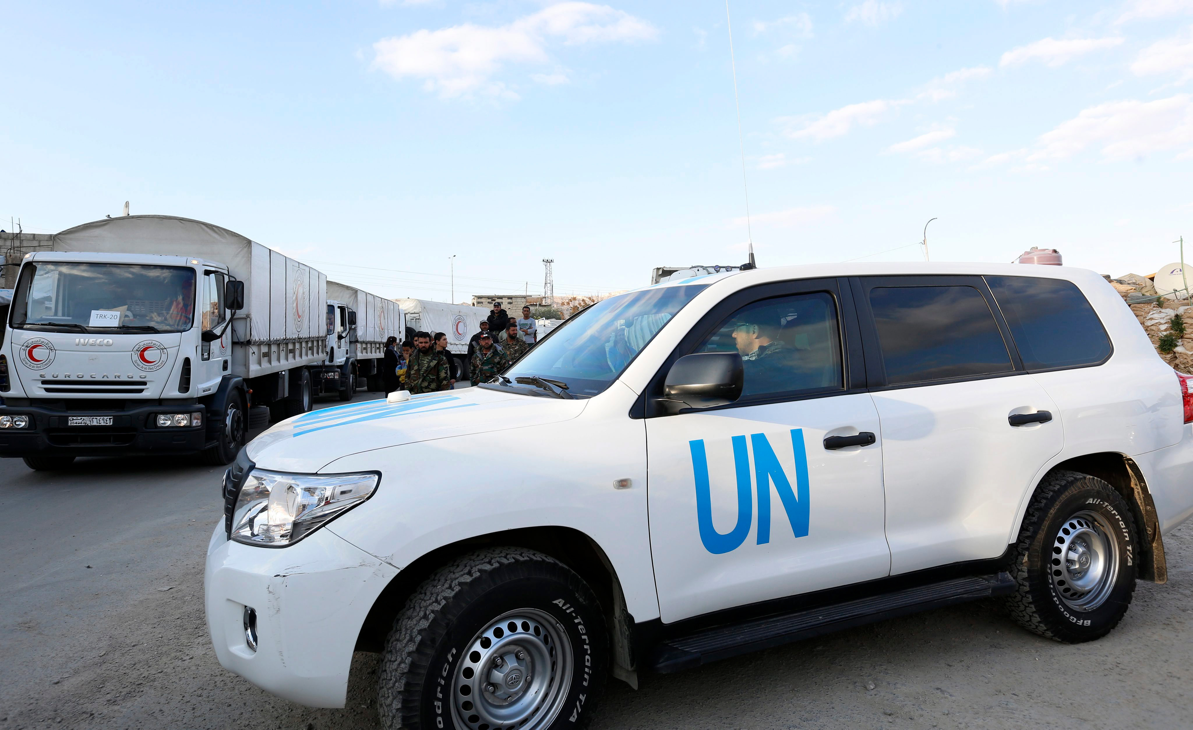Uno de los camiones que la ONU con ayuda humanitaria para entregar su cargamento. EPA/YOUSSEF BADAWI
