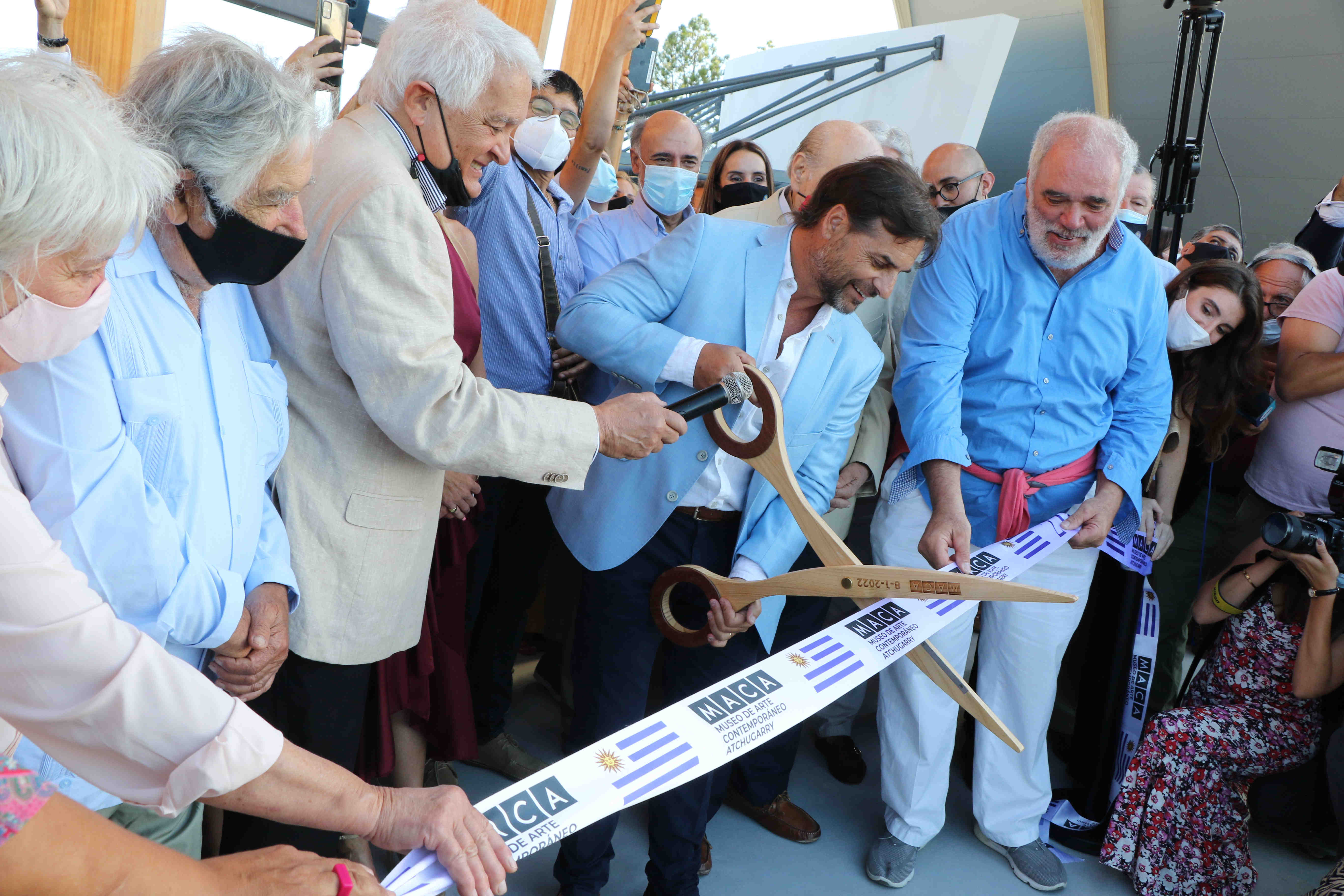 El Presidente, Luis Lacalle Pou cortó la cinta junto a Pablo Atchugarry, dejando inaugurado el Museo