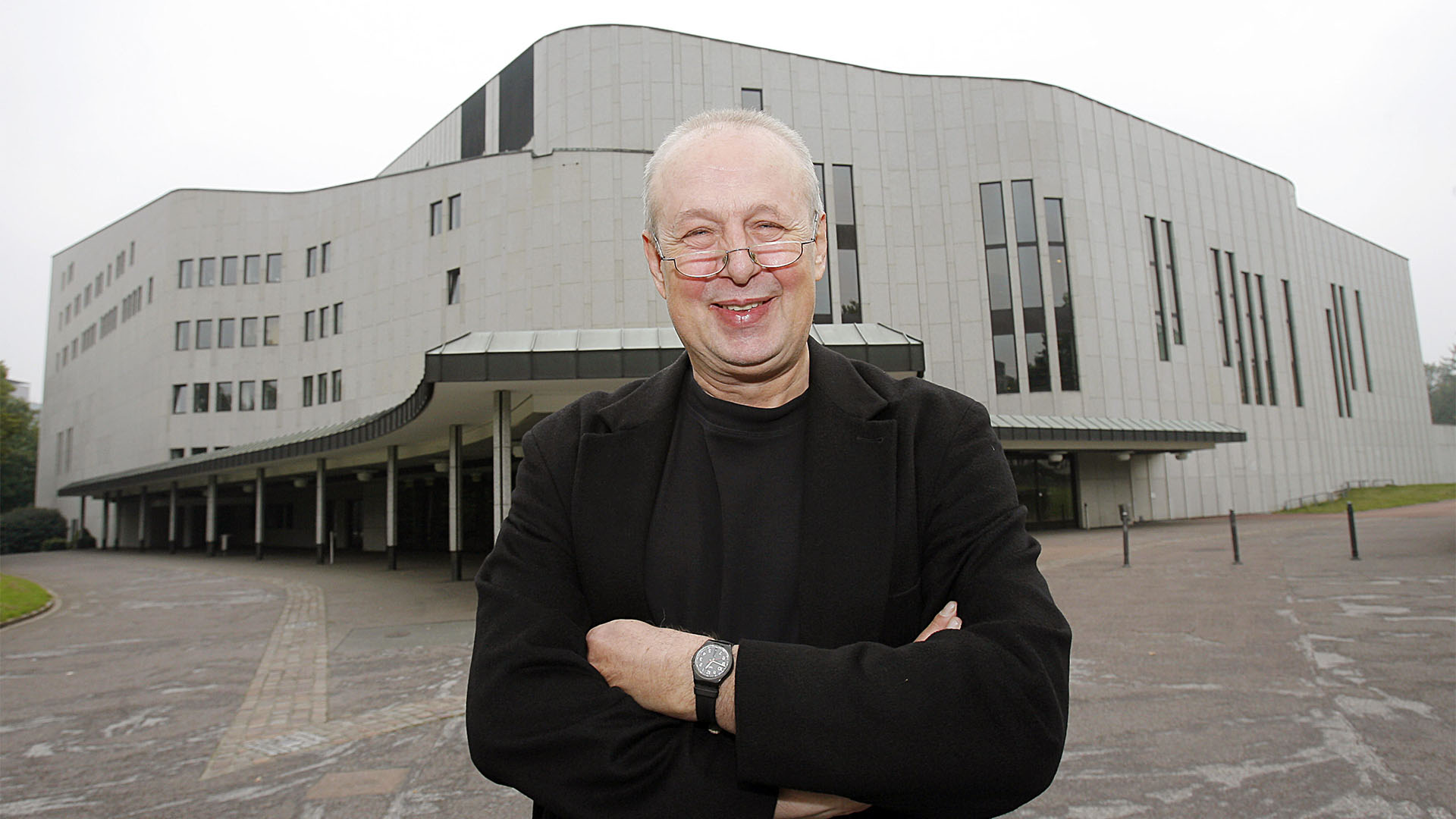 FOTO DE ARCHIVO: Stefan Soltesz, director y director musical general del teatro Aalto de Essen, posa en el exterior de la ópera en Essen, Alemania, el 29 de septiembre de 2008. DPA