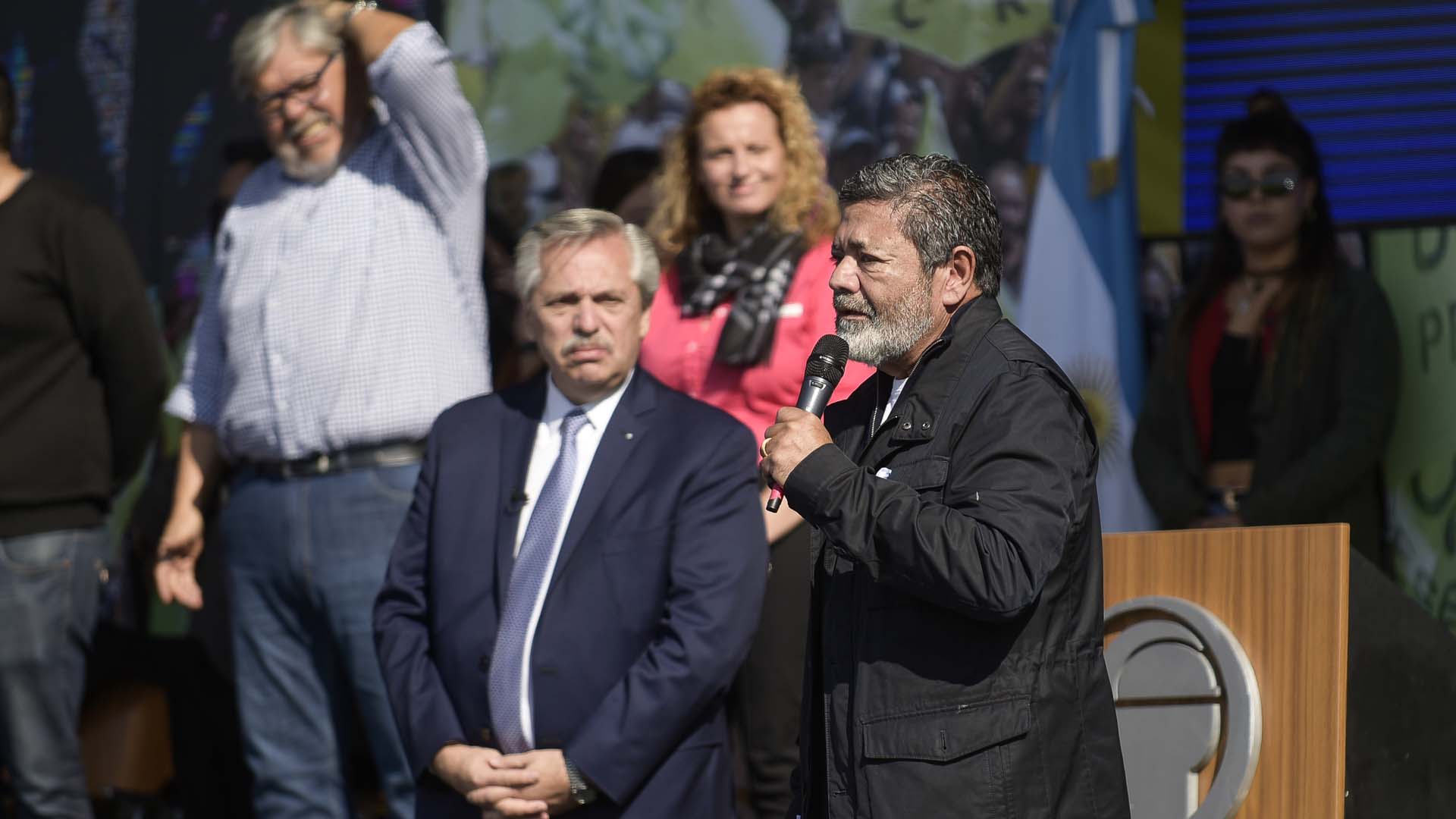 Gerardo Martínez y Alberto Fernández, en el acto de la UOCRA de mayo de 2022 en el que el sindicalista le regaló una lapicera al Presidente