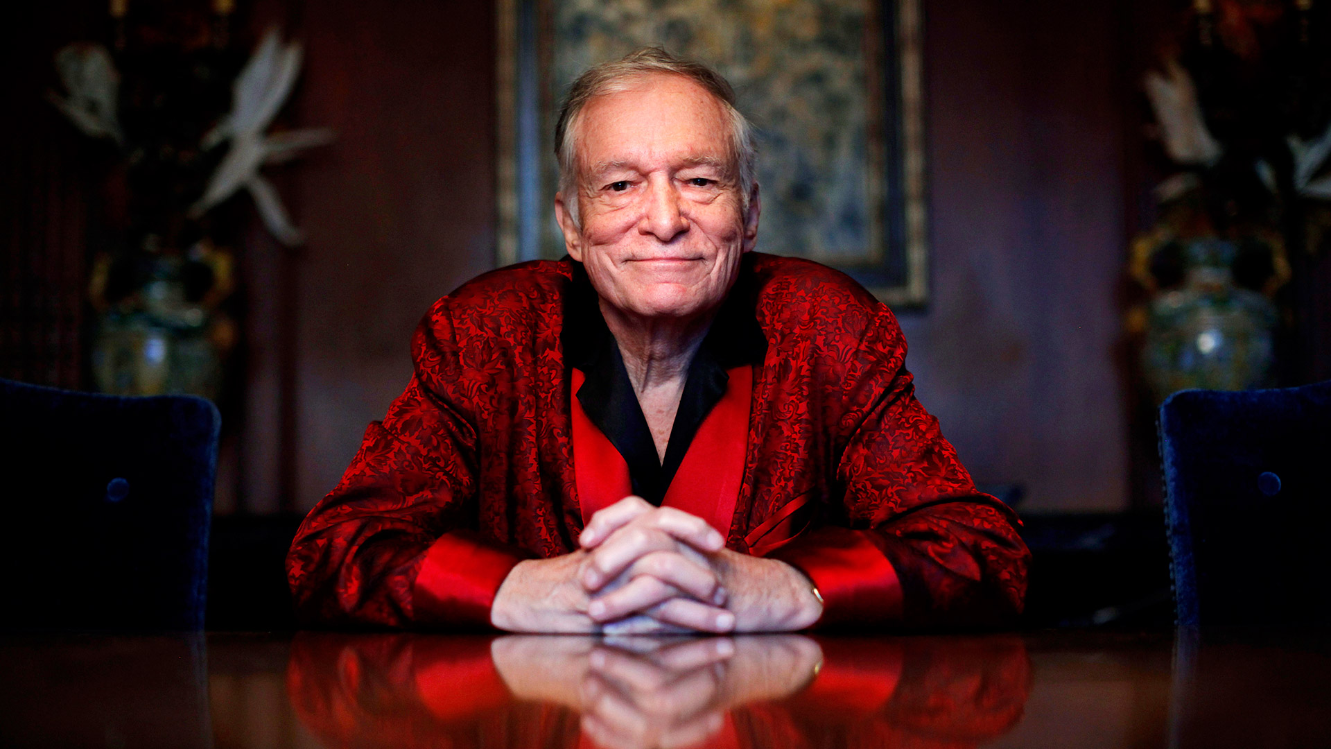 Hugh contrajo matrimonio en tres ocasiones. FILE - In this Nov. 4, 2010, file photo, Playboy magazine founder Hugh Hefner poses for photos at the Playboy Mansion in Los Angeles. The Playboy Mansion is up for sale but longtime resident Hefner wants to stay put. Playboy Enterprise announced the West Los Angeles estate, the backdrop of many film shoots and wild parties, was listed on Monday, Jan. 11, 2016, for $200 million. (AP Photo/Jae C. Hong, File)