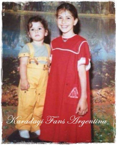 Bergüzar y Zeynep en una foto de la infancia (Facebook: @karadayifansargentina)