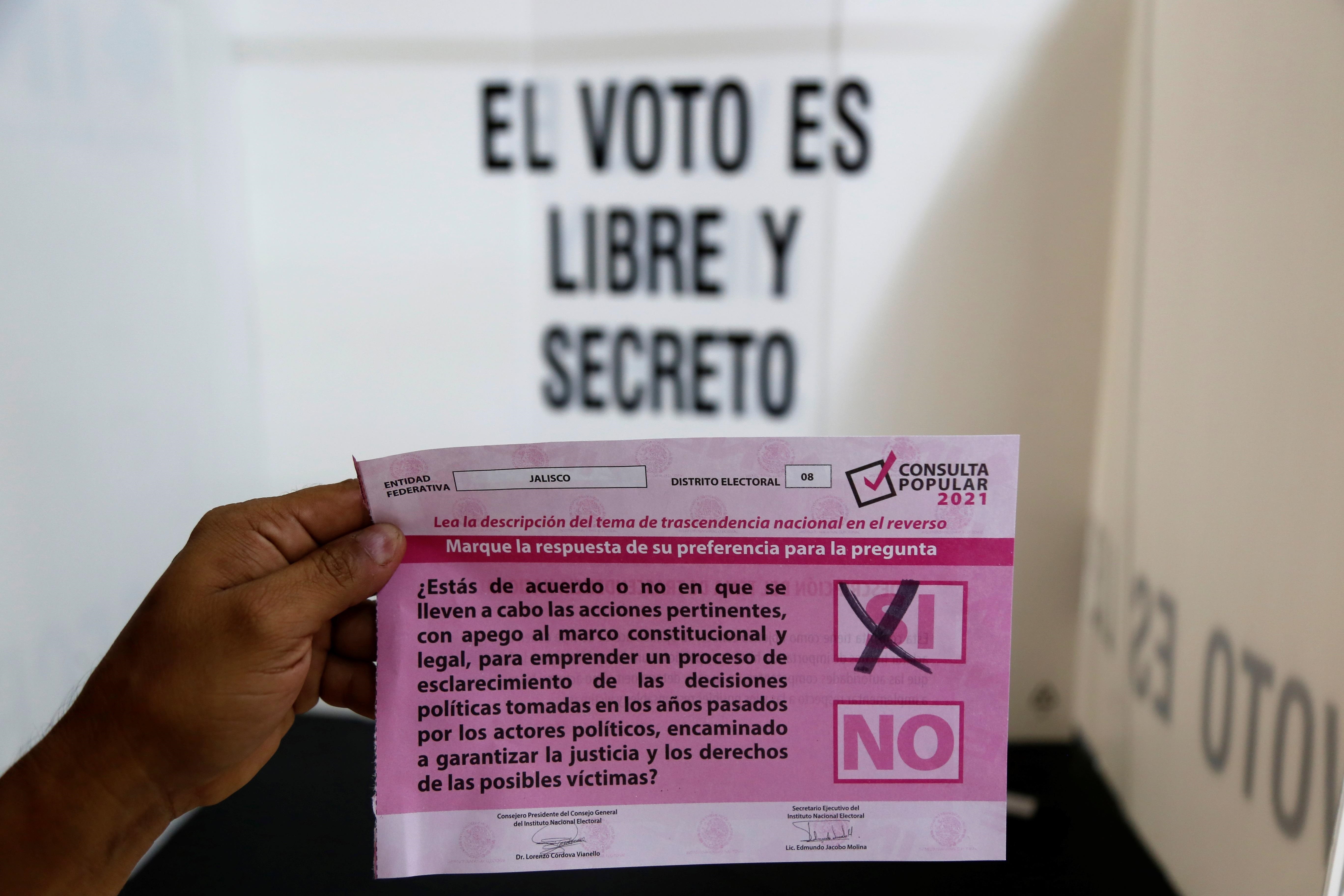 Una persona muestra la papeleta en la que ha marcado "SI" a la pregunta de la consulta popular 2021 sobre juicios a expresidentes mexicanos hoy, en Guadalajara (México). EFE/Francisco Guasco
