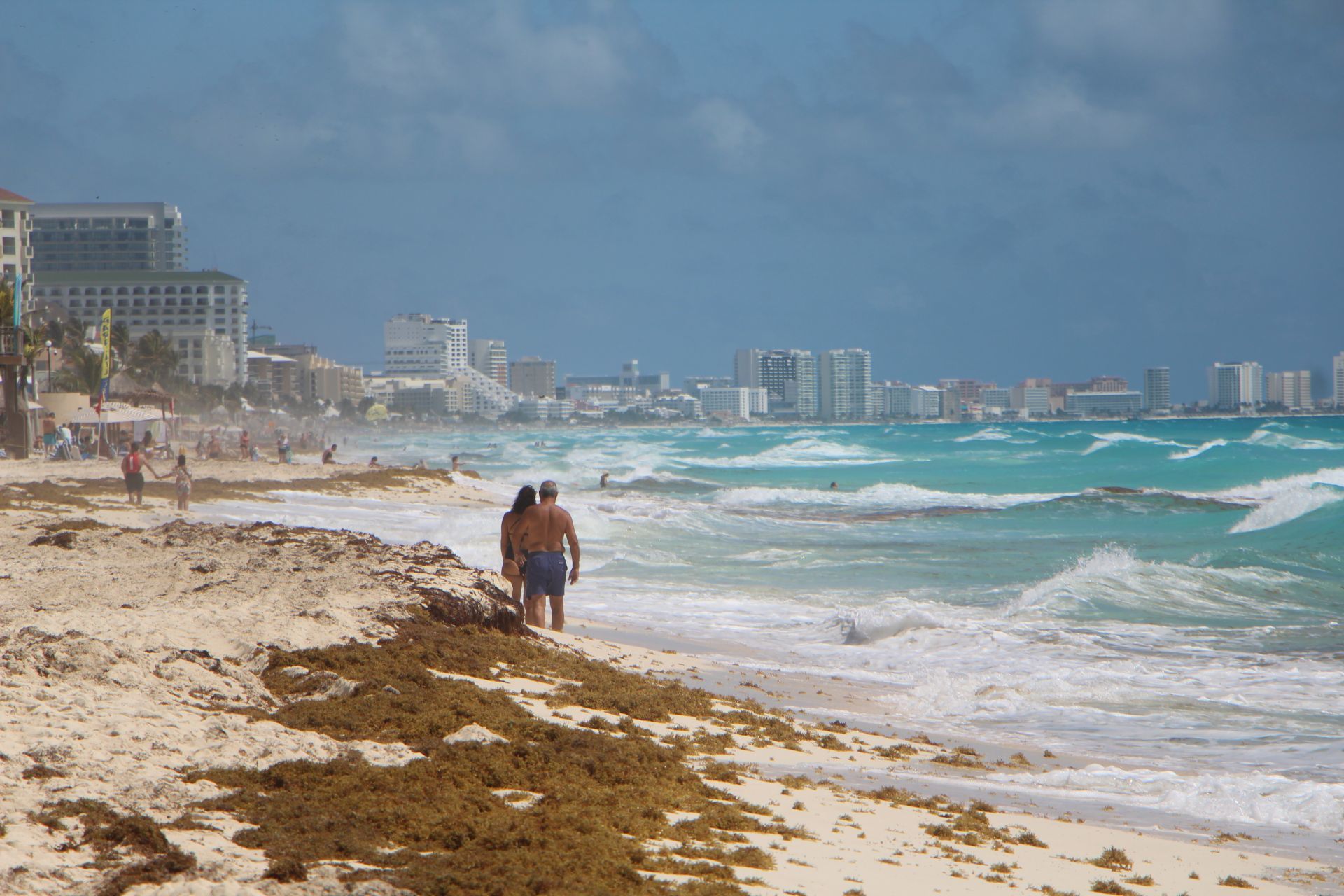 CANCUN, QUINTANA ROO, APRIL 04, 2022.- According to the traffic light, there are 44 beaches in the north with excessive sargassum runoff, zero more with abundant runoff, 13 beaches with moderate runoff, 19 very low and 04 beaches without sargassum.  In the magen Playa Ballenas and Playa Gaviota Azul.  PHOTO: ELIZABETH RUIZ/CUARTOSCURO.COM