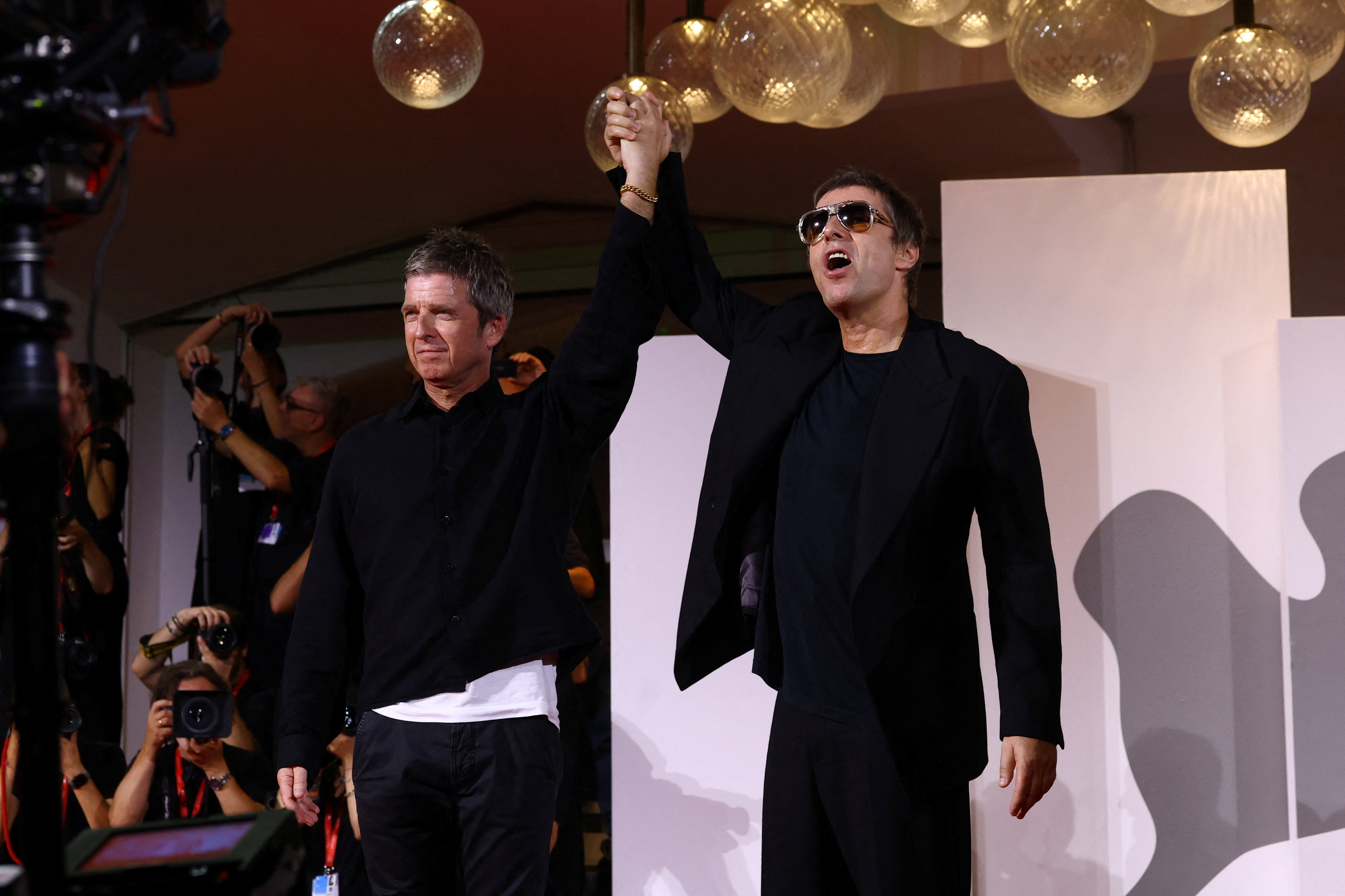 Robert Pattinson como un cazapederastas y los secretos del regreso de Oasis sacudieron al Festival de Venecia 