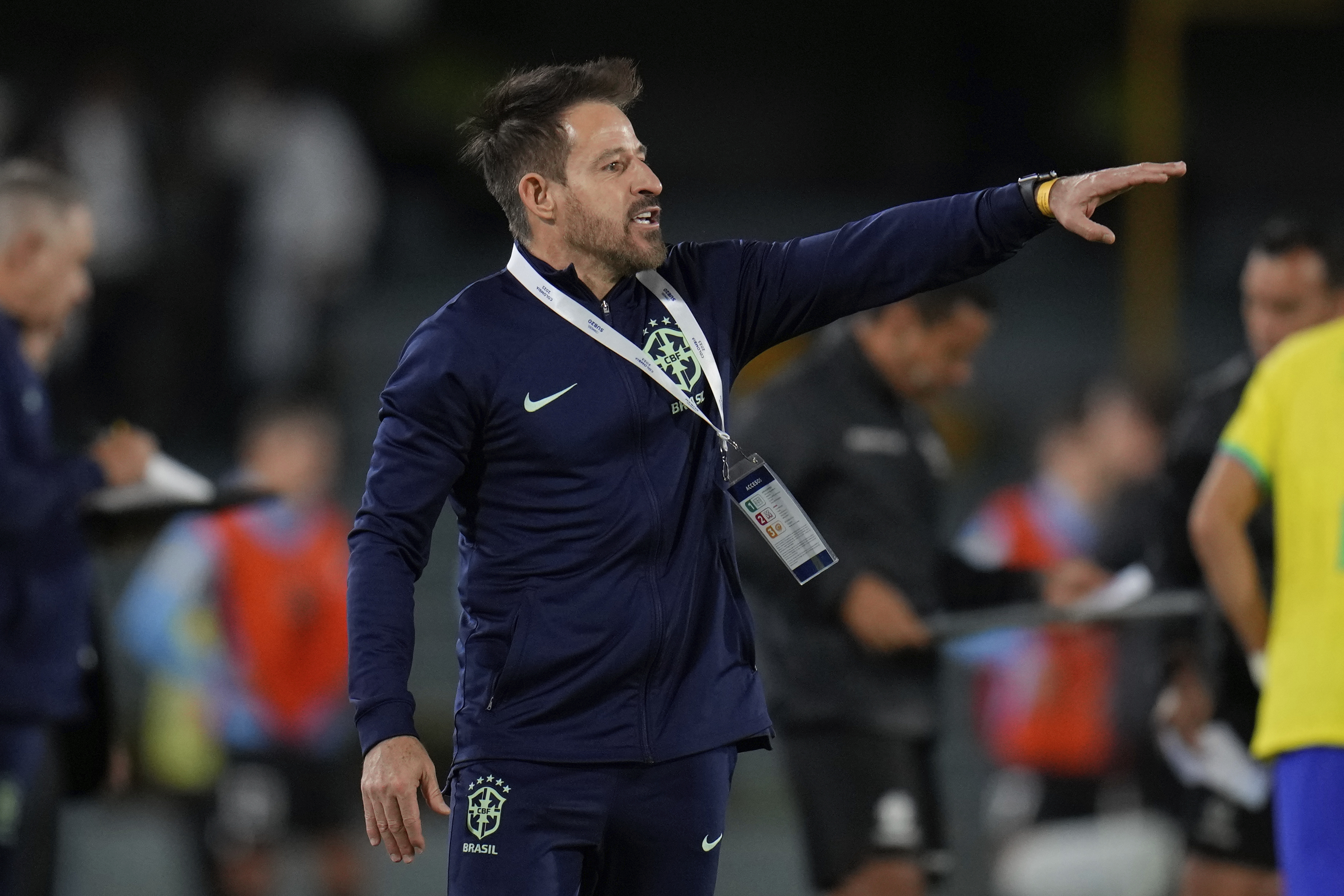 El técnico de Brasil Ramón Menezes dando instrucciones durante el partido contra Uruguay en el Sudamericano Sub20, el domingo 12 de febrero de 2023. (AP Foto/Fernando Vergara)