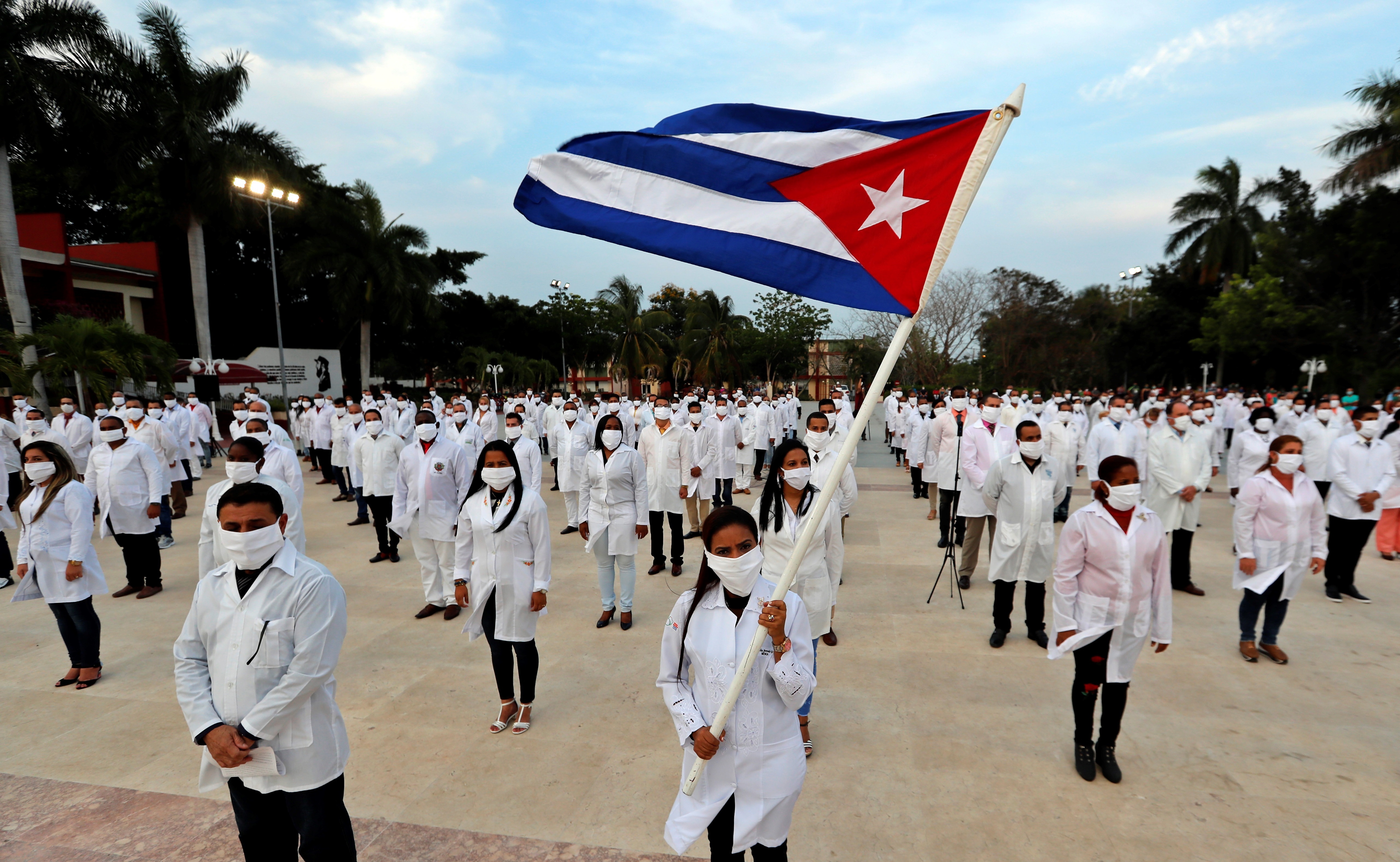 Fotografía de archivo de médicos cubanos que participan en un acto de despedida en La Habana, Cuba. EFE/Ernesto Mastrascusa/Archivo
