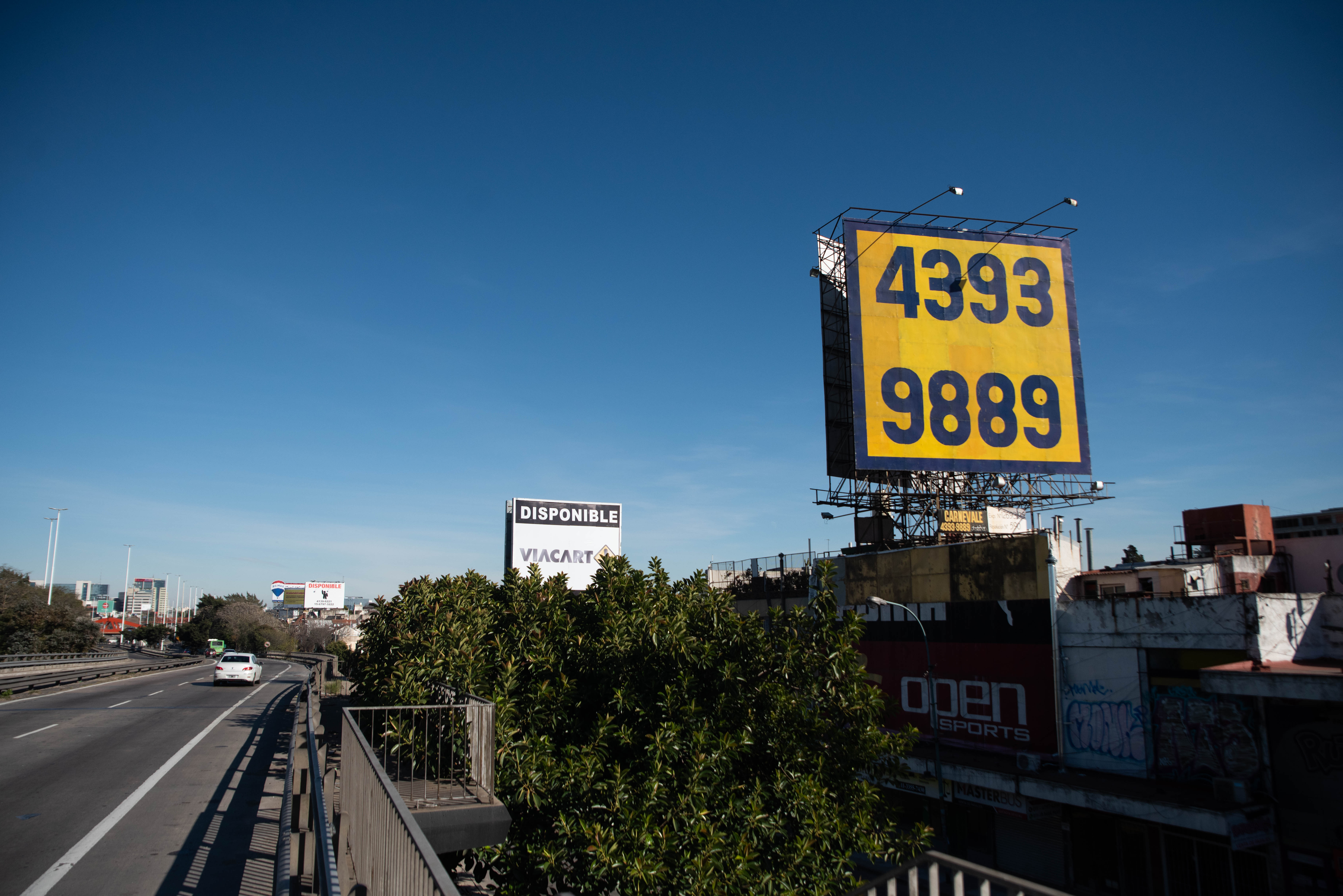 Carteles vacíos junto a autopistas semidesiertas