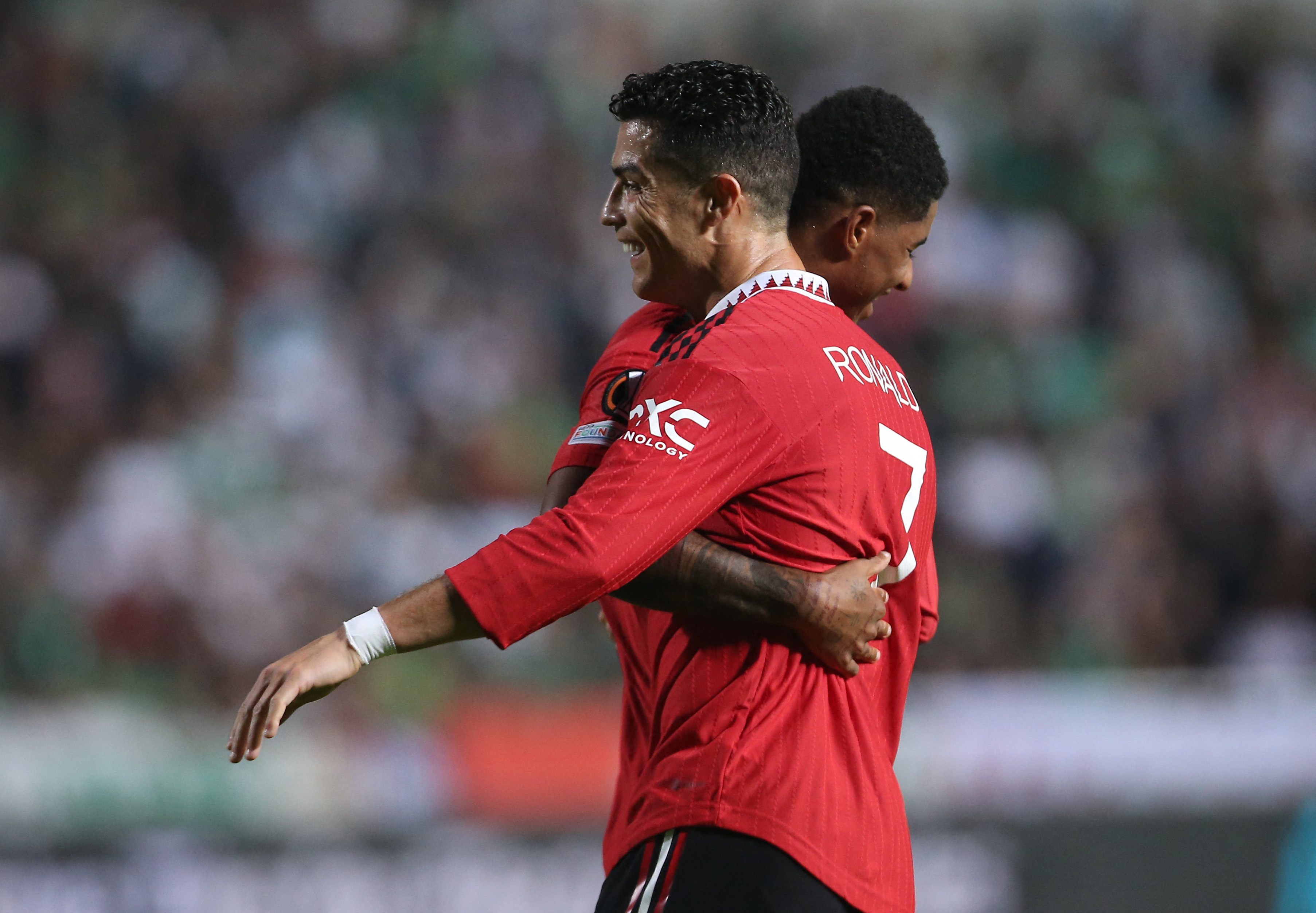 Cristiano Ronaldo y el abrazo con Rashford. (REUTERS)
