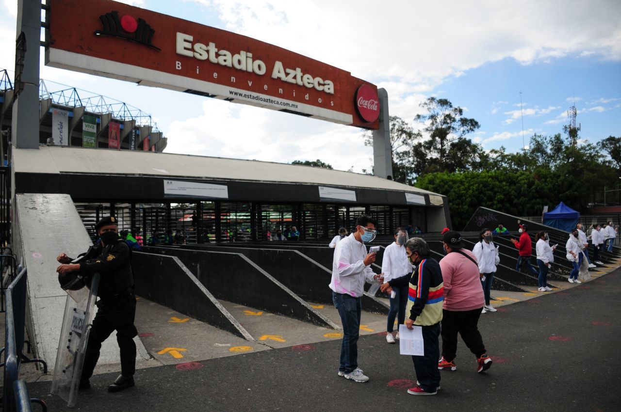 La afición criticó la organización de la seguridad en la taquilla del Estadio Azteca (Foto: Daniel Augusto/ Cuartoscuro.com)