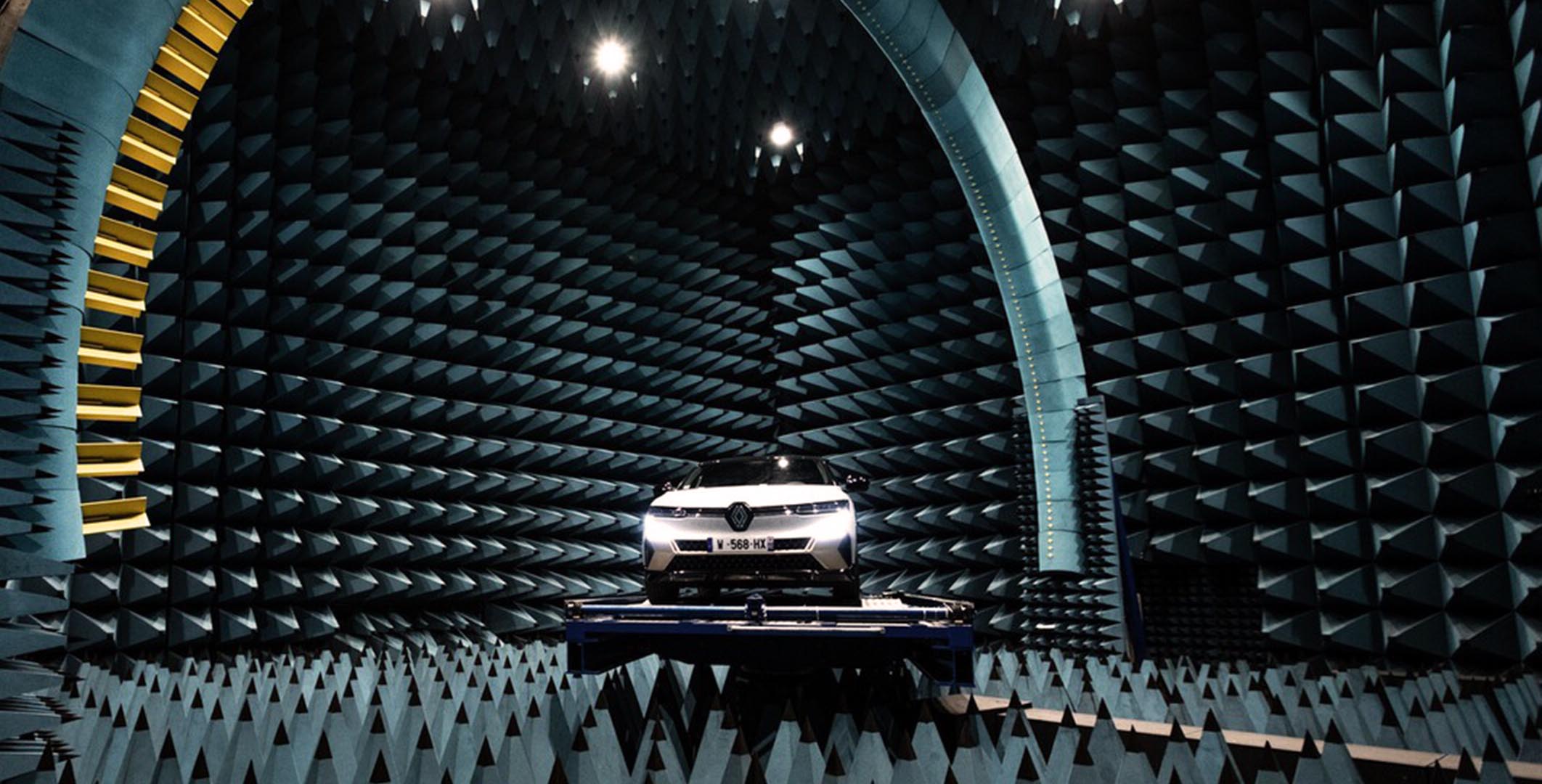 En el Centro Técnico de Aubevoye, en Normandía, Renault investiga la insonorización de sus autos eléctricos en busca de hacerlos más confortables y eficientes