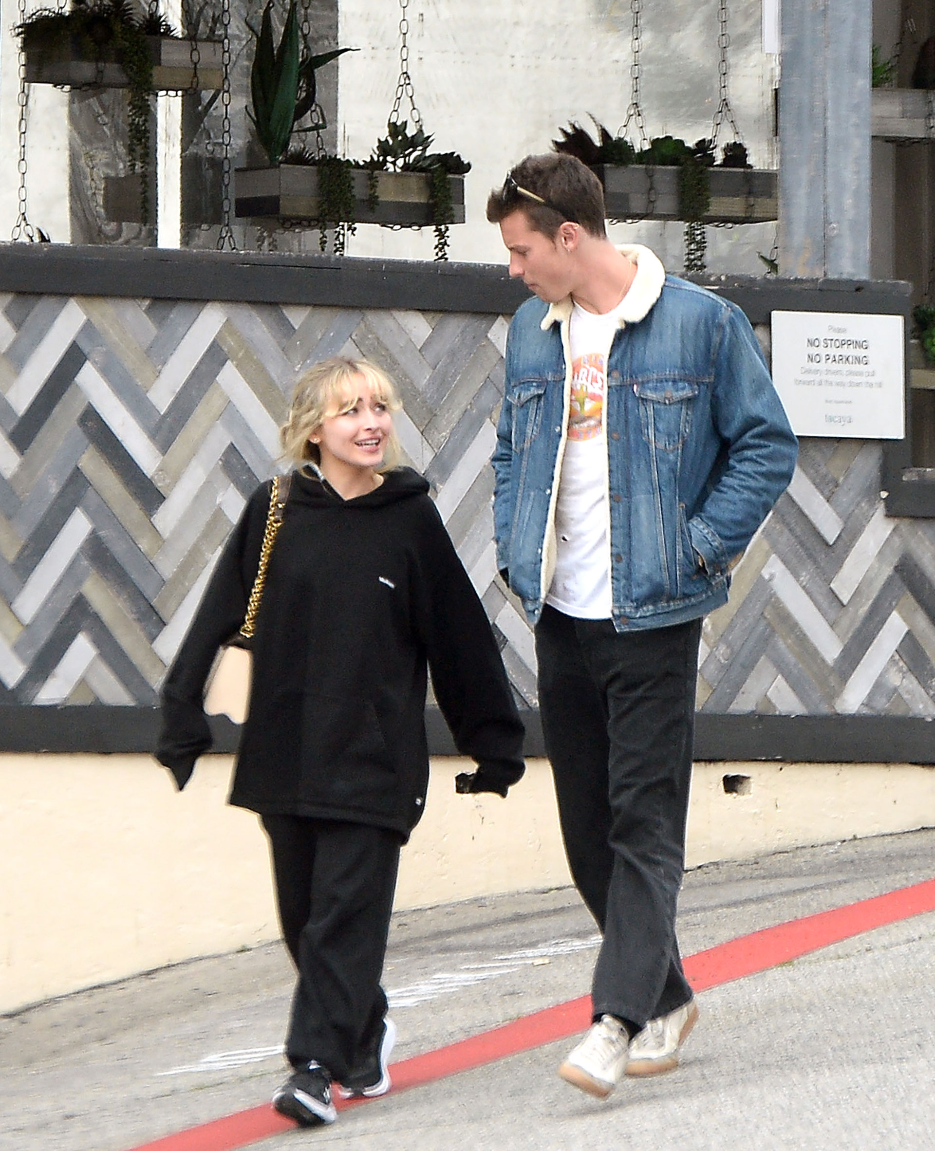 Shawn Mendes and Sabrina Carpenter were photographed while sharing a walk through the streets of Los Angeles.  She wore a black set of oversized pants and a jumpsuit that she combined with sneakers and a light-colored bag, while he wore black jeans, a printed t-shirt, and a jean jacket with synthetic lambskin inside