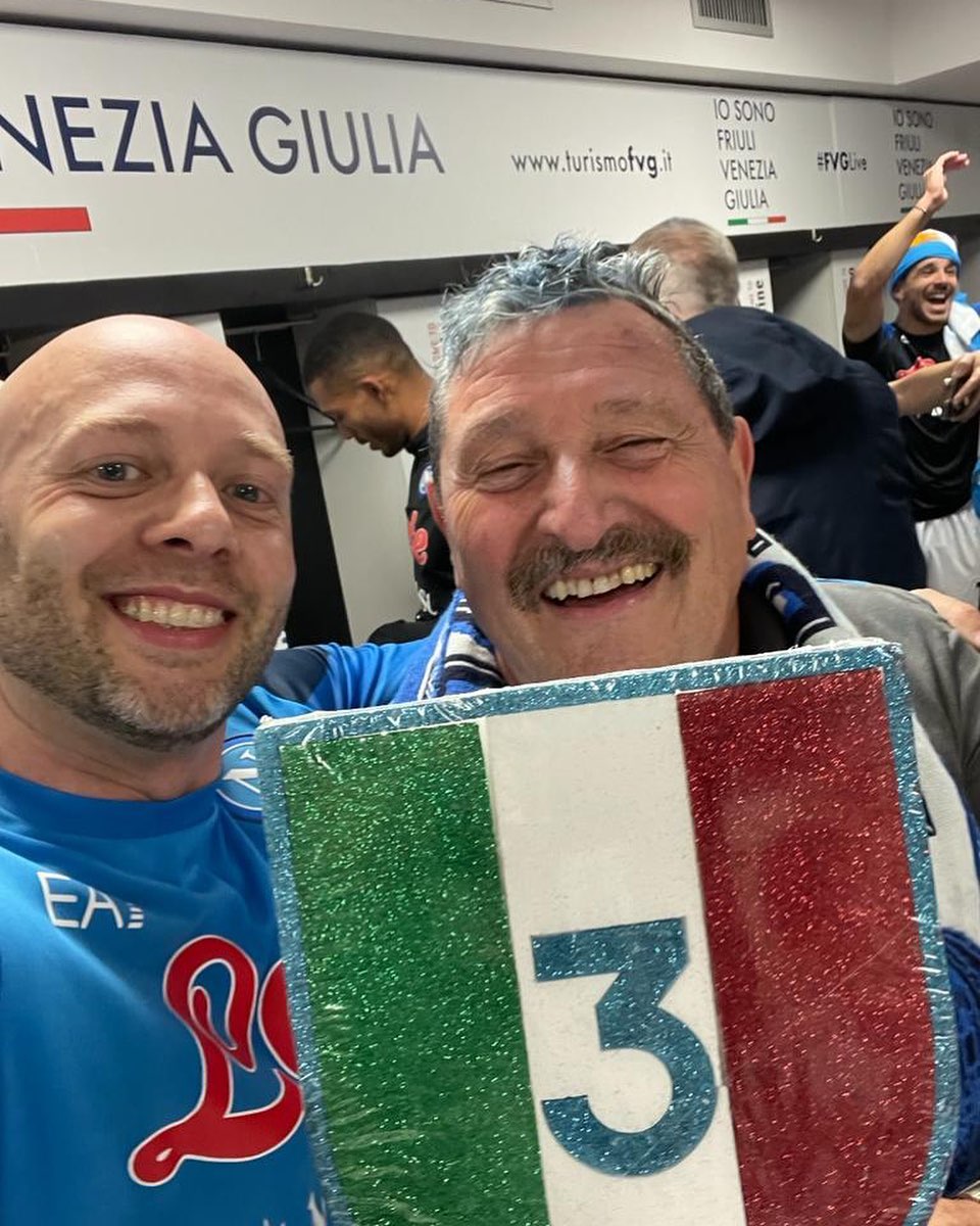 Tommy festeja el tercer scudetto con un compañero del cuerpo técnico. El único en la institución que vivió desde adentro el triplete