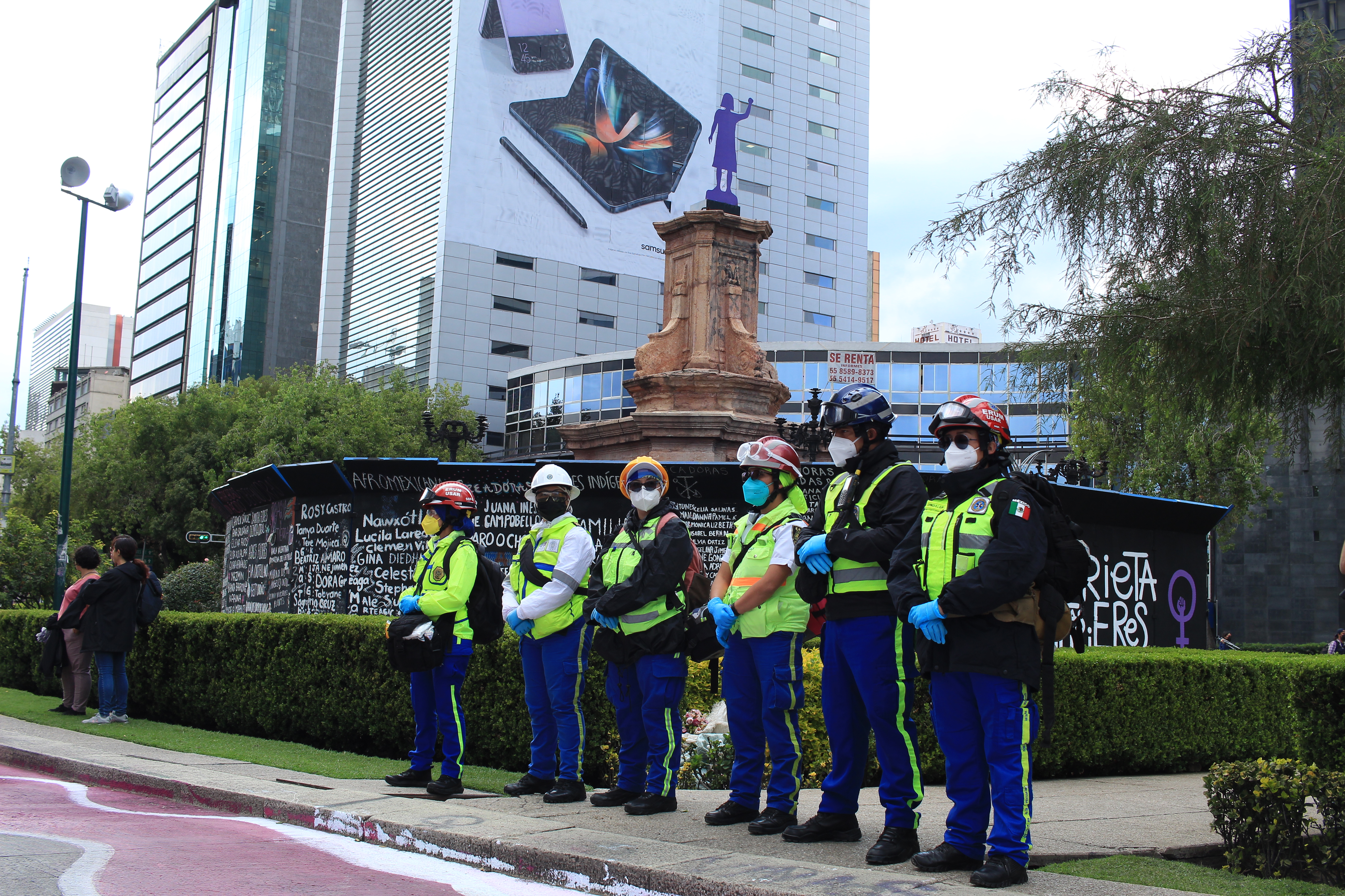 Personal del ERUM estuvo distribuido en varios puntos a lo largo de la marcha.  (Foto: Baruc Mayen/Infobae México)