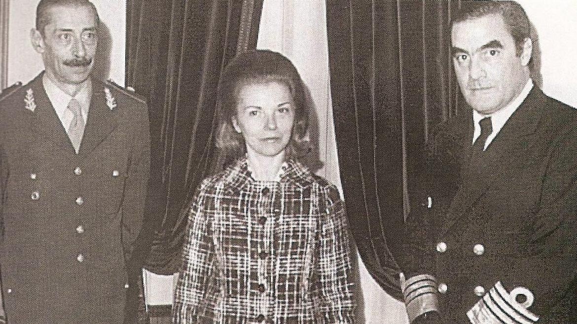 Isabel Perón rodeada por Videla y Massera, meses antes del golpe del 24 de marzo de 1976