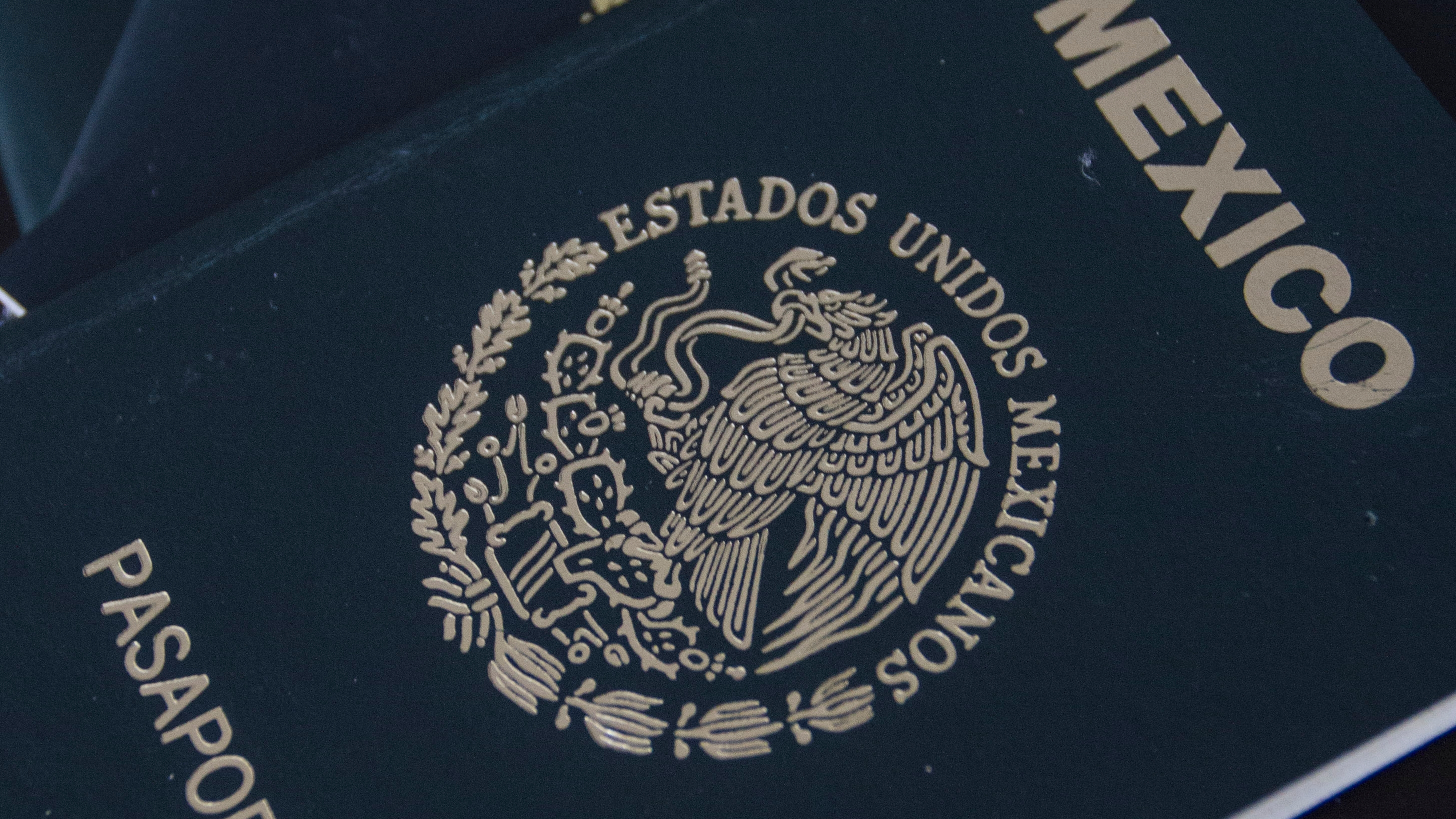 CIUDAD DE MÉXICO, 31DICIEMBRE2016.- La Secretaría de Relaciones Exteriores (SRE) informó que el pasaporte mexicano incrementaría cuatro por ciento su costo en 2017, lo que lo convertirá en el segundo más caro de América e incluso que algunos países europeos como España y Francia. Este año, el precio por emitir un pasaporte fue de 2 mil 215 pesos; a partir del 1 de enero de 2017, costará 2 mil 390 años, con una vigencia de 10 años. 
FOTO: ISAAC ESQUIVEL /CUARTOSCURO.COM