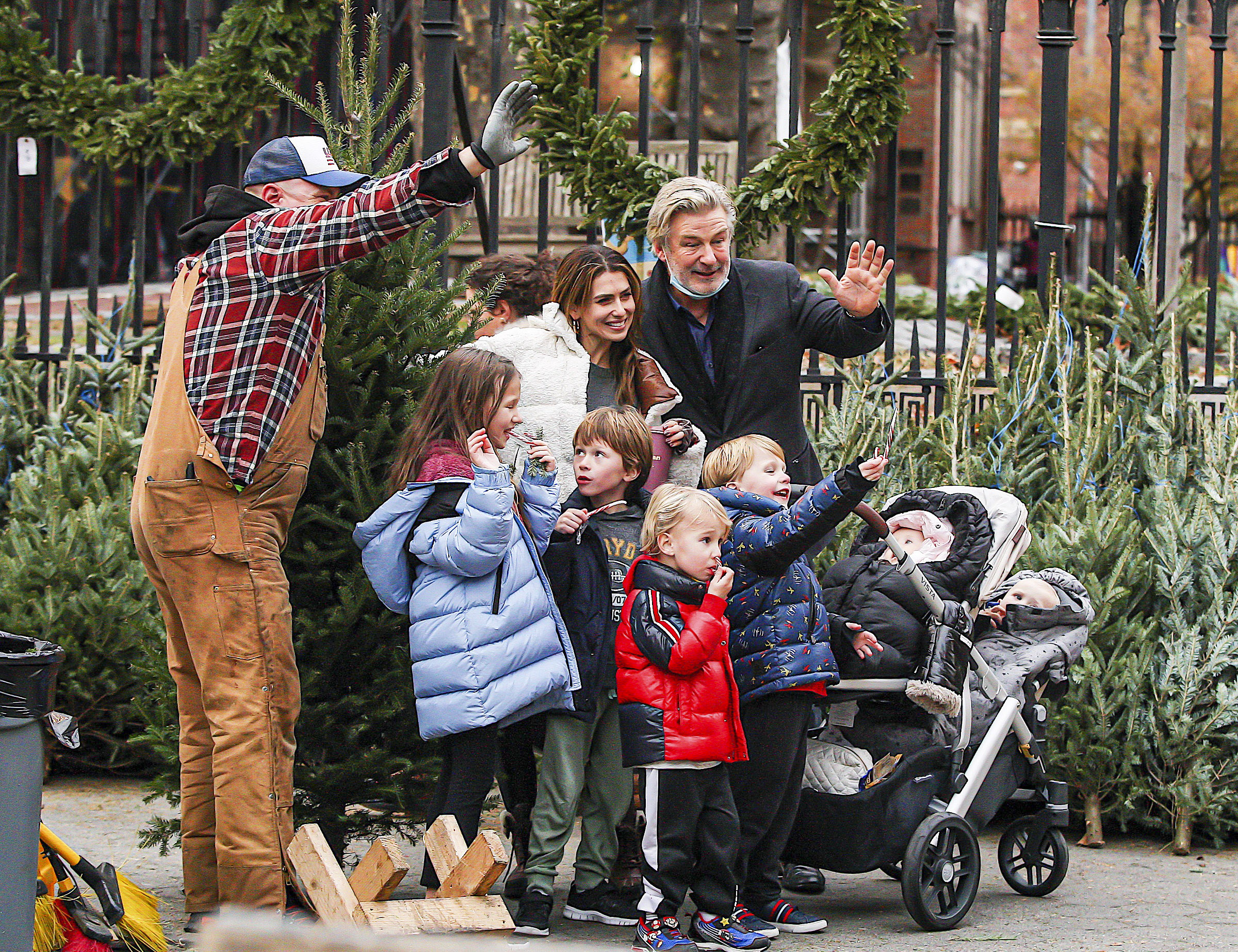 Tras la tragedia ocurrida en el set de Rust, Alec Baldwin fue visto y fotografiado por las calles de Nueva York cuando salió con su familia a comprar un árbol de Navidad