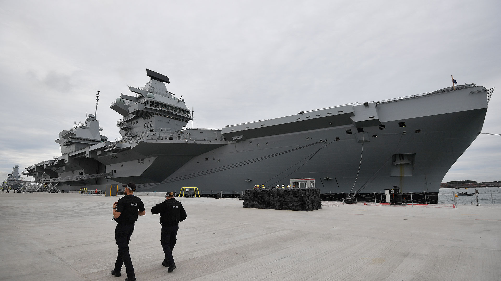 El HMS Queen Elizabeth, junto con su buque gemelo HMS Prince of Wales es el portaaviones más grande jamás construido por la Armada británica (AFP)