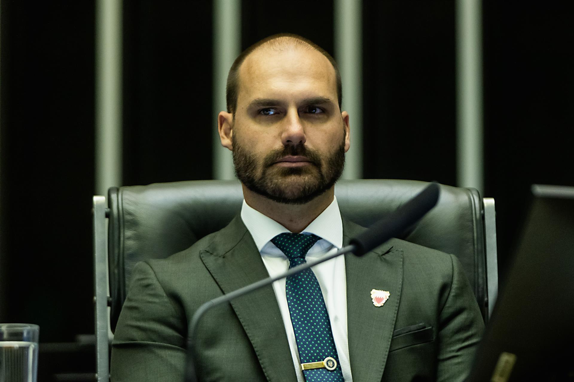La Fiscalía de Brasil imputó a Eduardo Bolsonaro por “amenazar” al Tribunal Supremo durante el juicio contra su padre