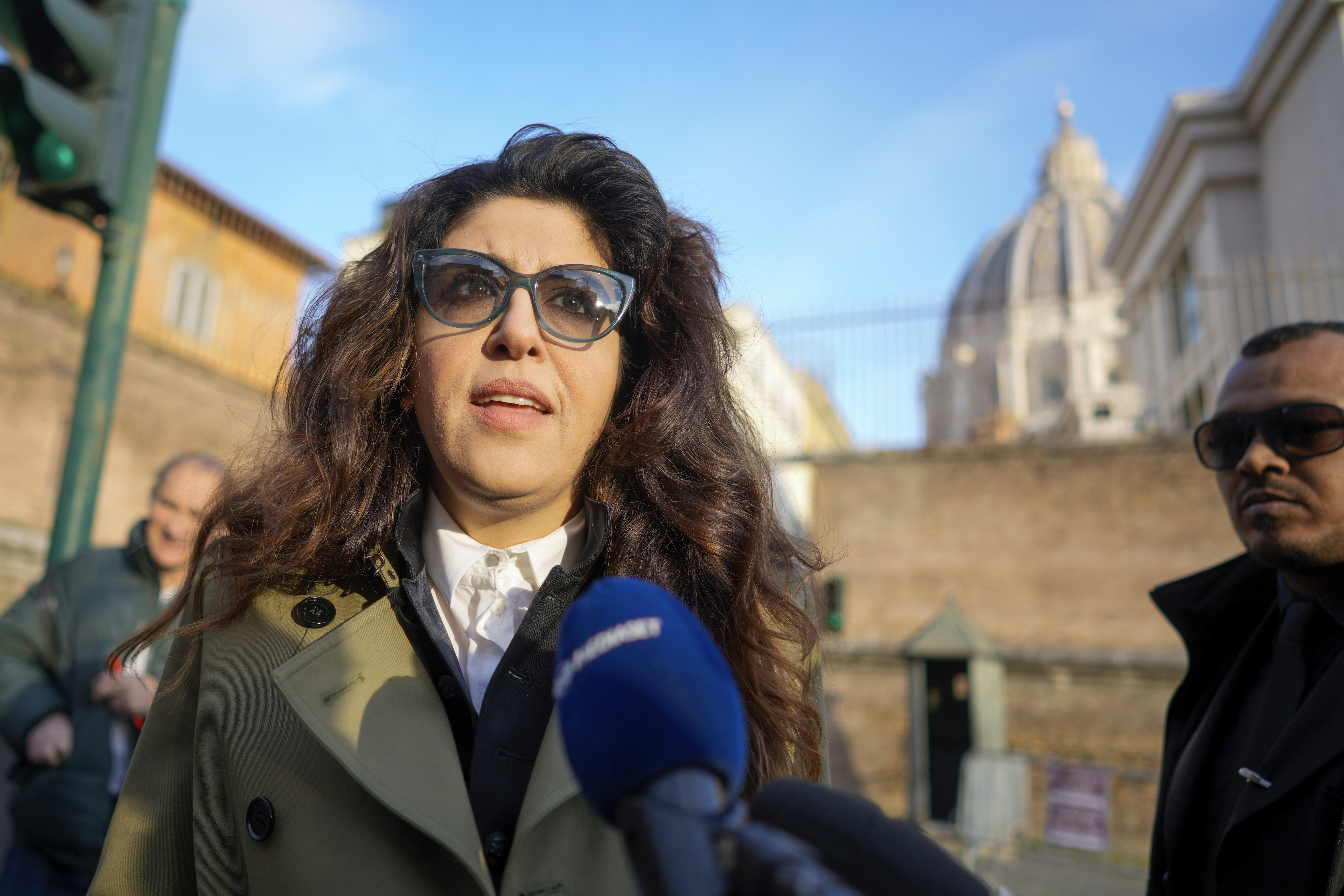 La especialista en relaciones públicas Francesca Chaouqui habla con los reporteros cuando llega para testificar en un juicio en el tribunal penal del Vaticano (AP Foto/Andrew Medichini)