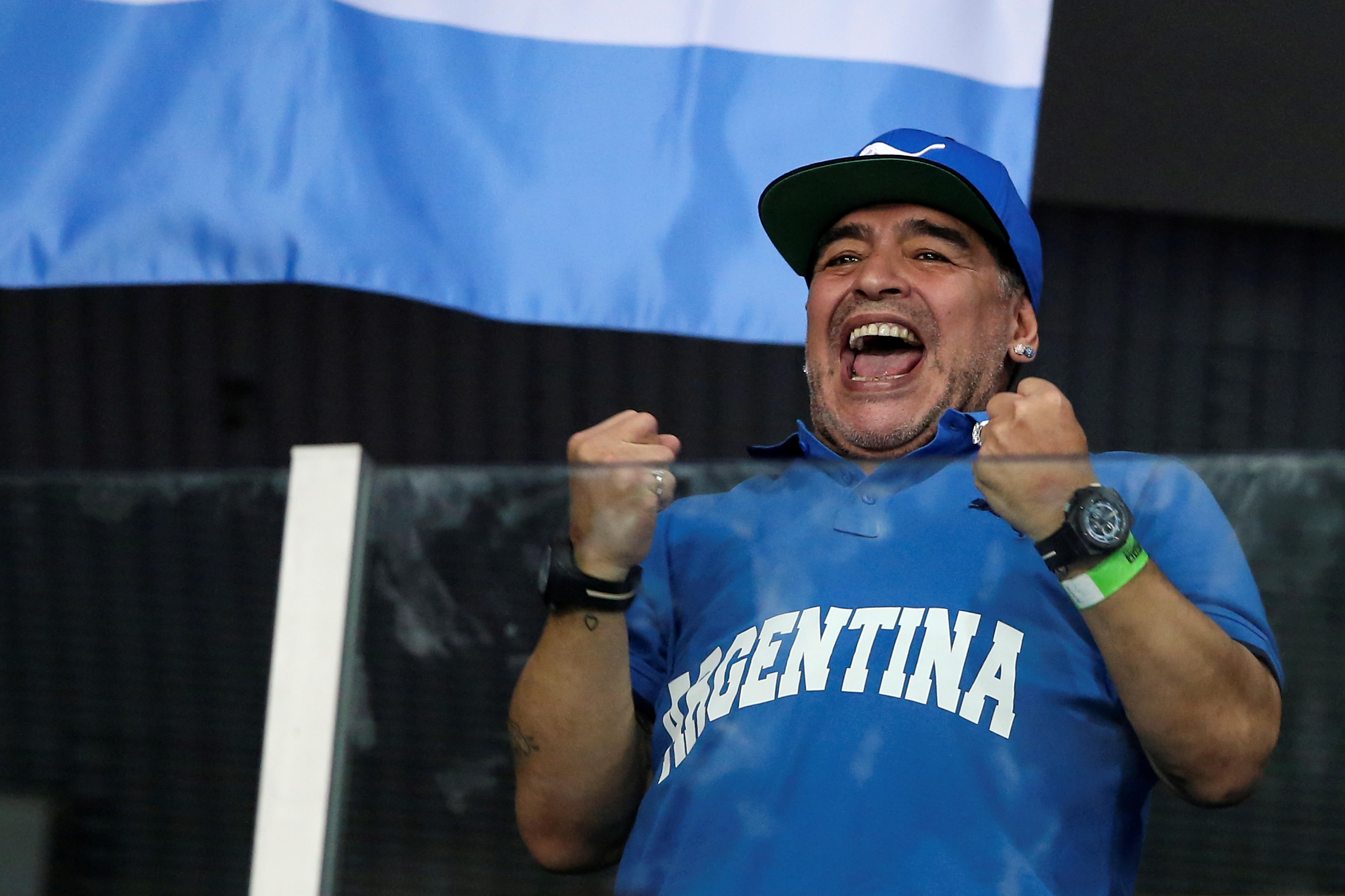 Maradona con el reloj Hublot (REUTERS/Marko Djurica)