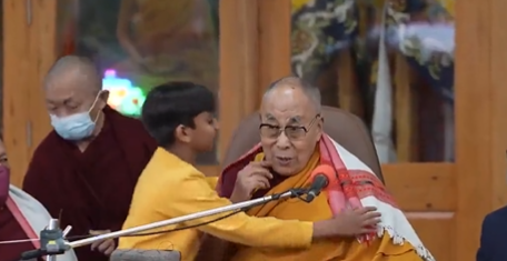 Un niño le pidió un abrazo al Dali Lama y el líder religioso le dio un beso en la boca.