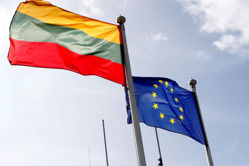 Banderas de la Unión Europea y de Lituania