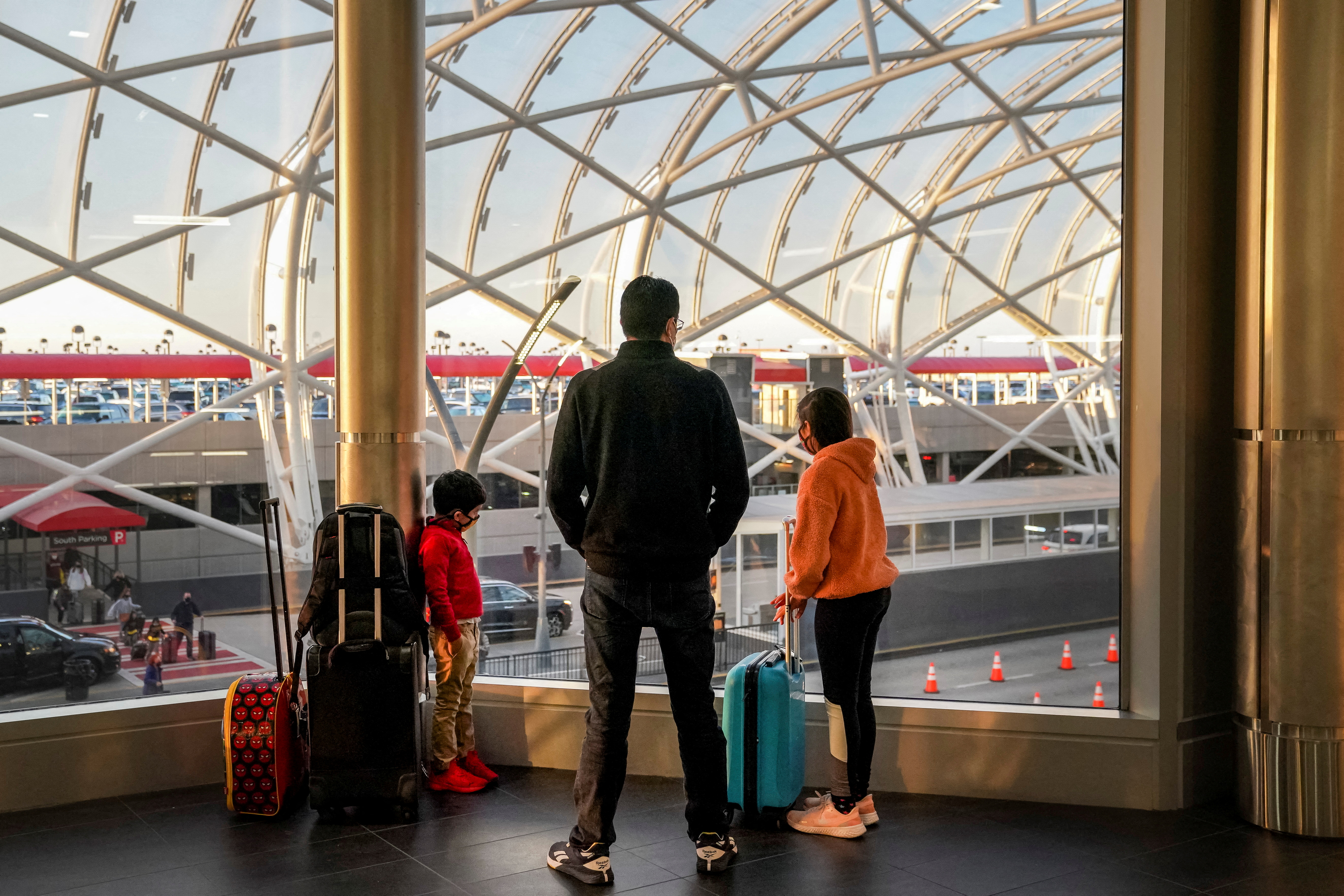 FOTO DE ARCHIVO: Viajeros en el aeropuerto internacional Hartsfield-Jackson Atlanta en Atlanta, Georgia, Estados Unidos, el 22 de diciembre de 2021. REUTERS/Elijah Nouvelage